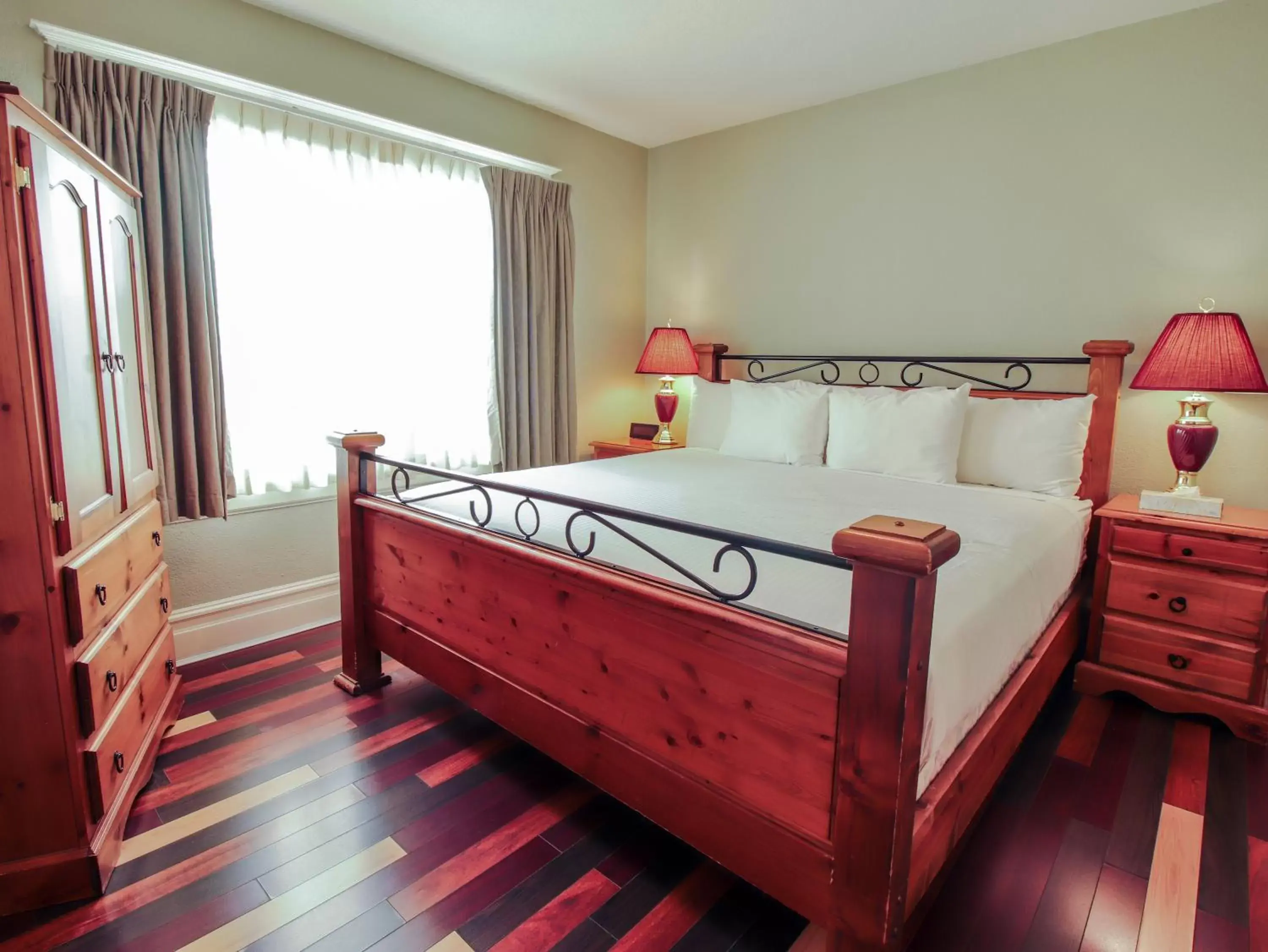 Bed in James Bay Inn Hotel, Suites & Cottage