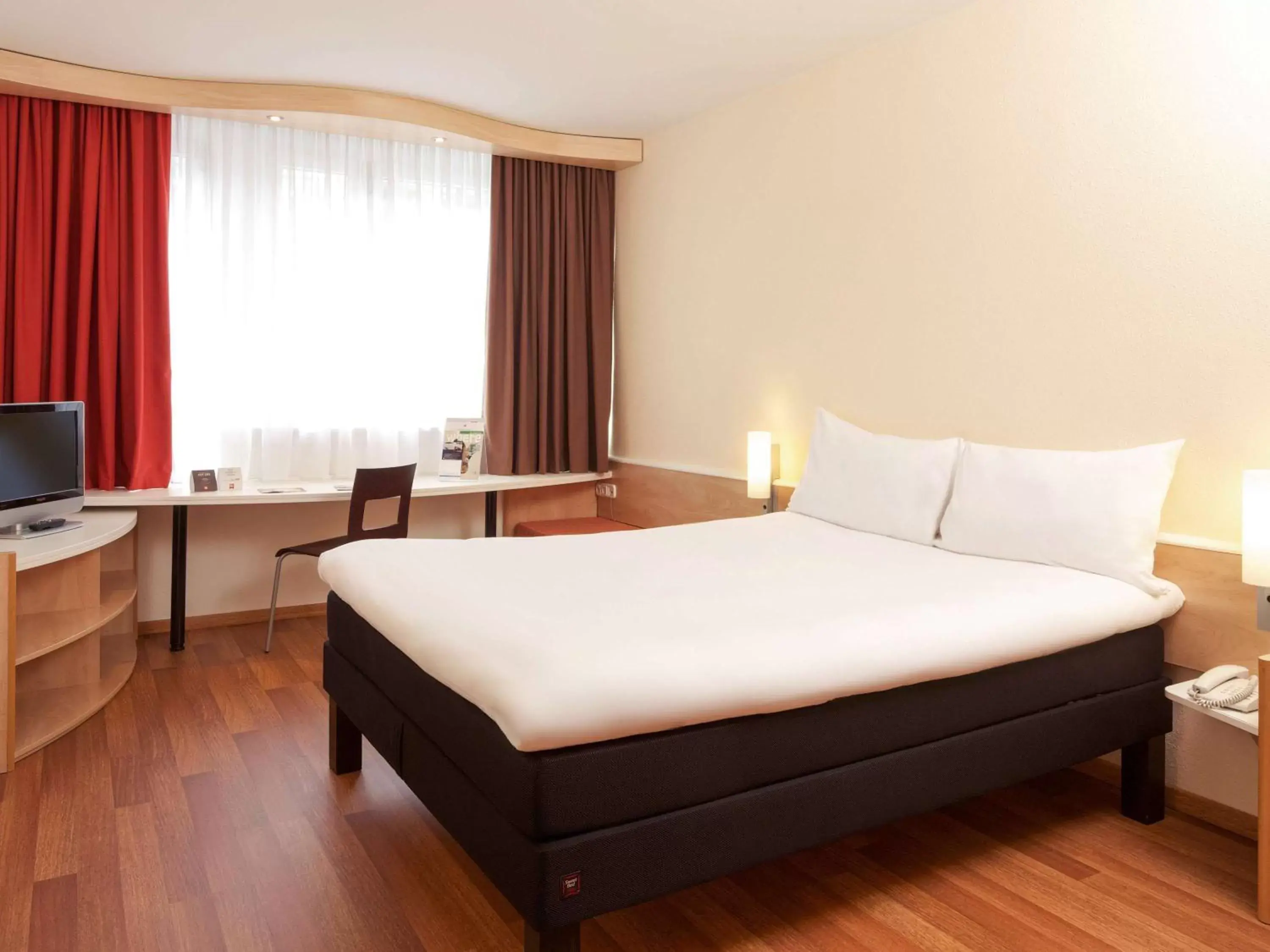 Property building, Bed in Ibis Budapest City