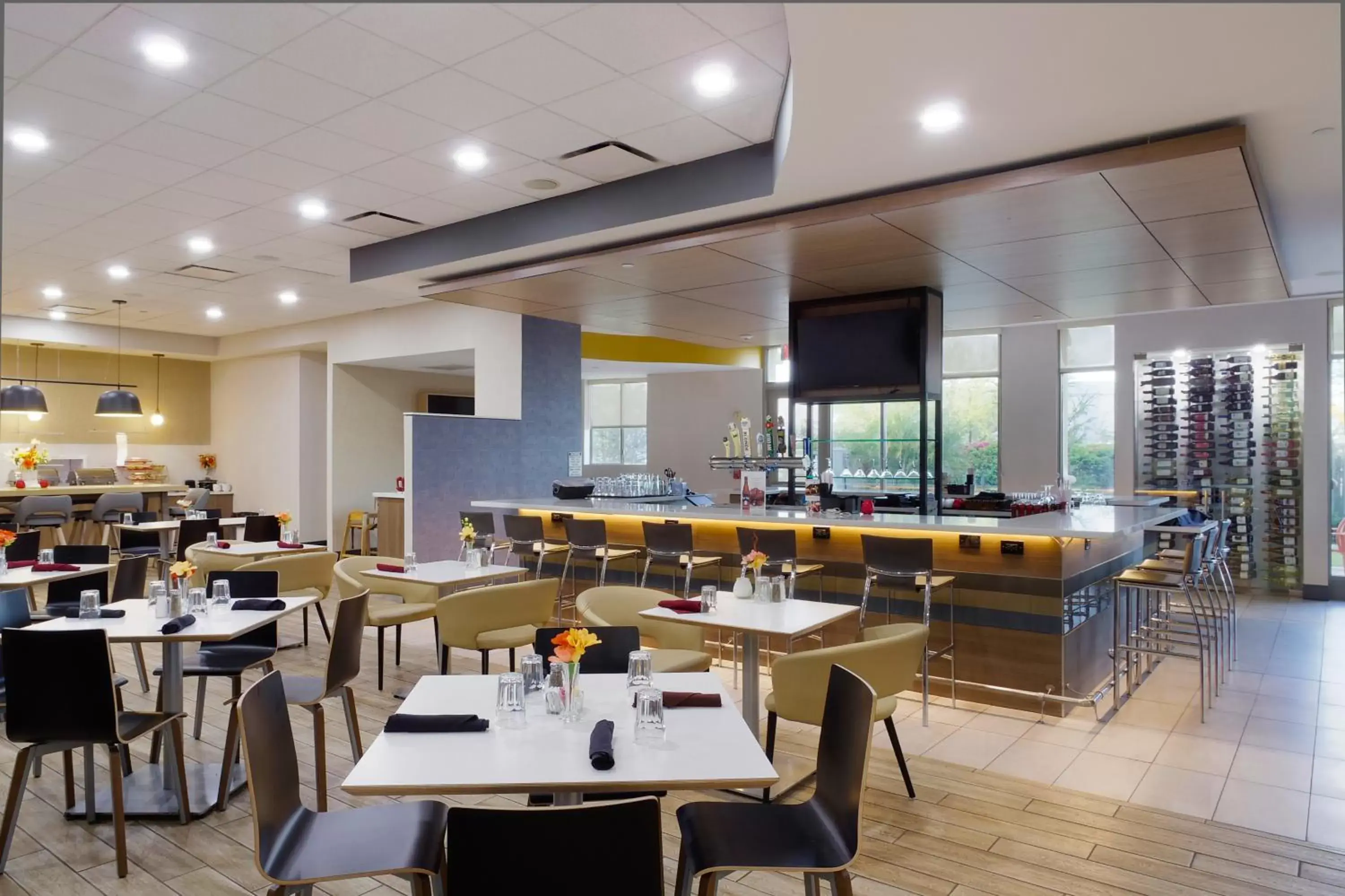 Lounge or bar, Restaurant/Places to Eat in Holiday Inn Phoenix Airport, an IHG Hotel