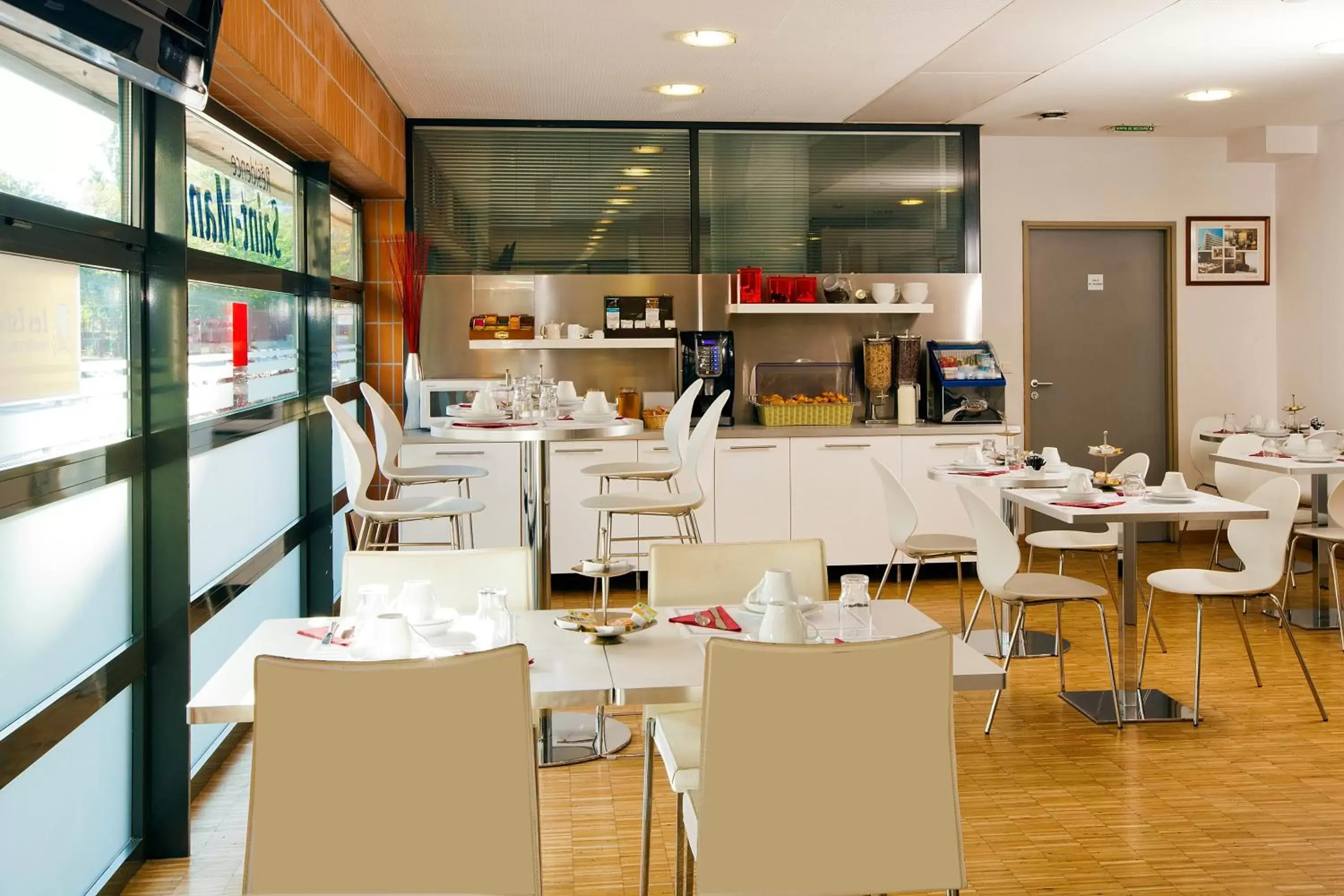 Restaurant/Places to Eat in Séjours & Affaires Montreuil Saint Mandé