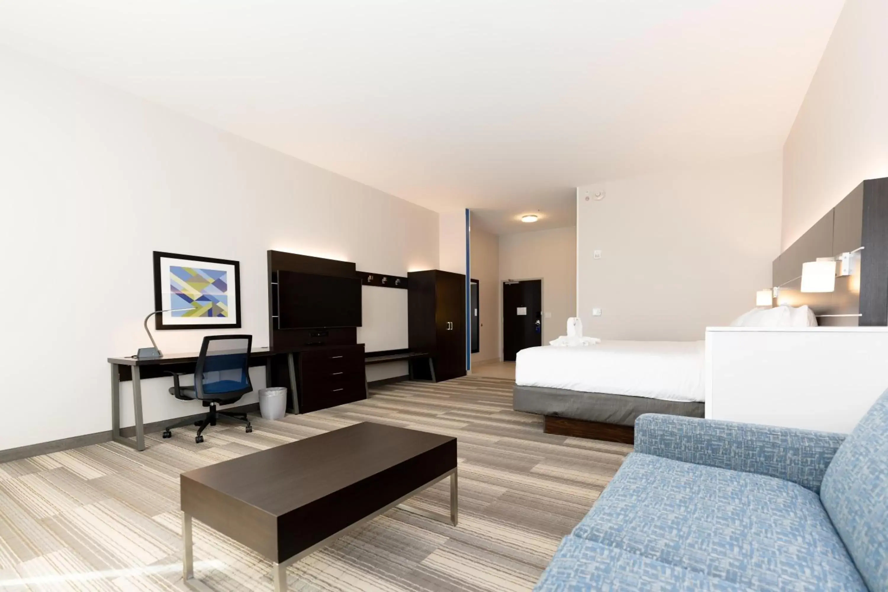 Bed, TV/Entertainment Center in Holiday Inn Express & Suites Franklin - Berry Farms, an IHG Hotel