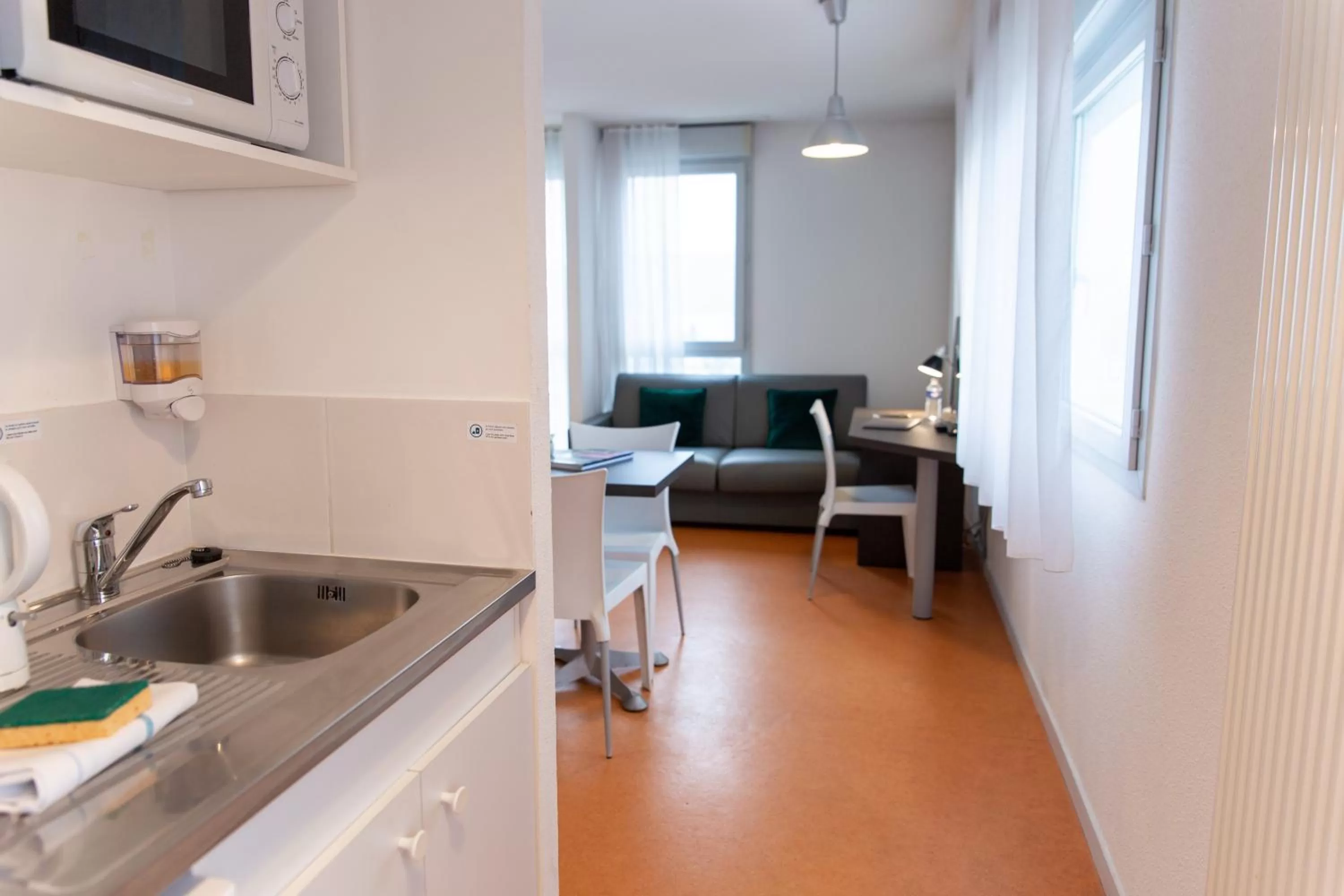 Kitchen or kitchenette in Comfort Aparthotel Besancon Hauts du Chazal