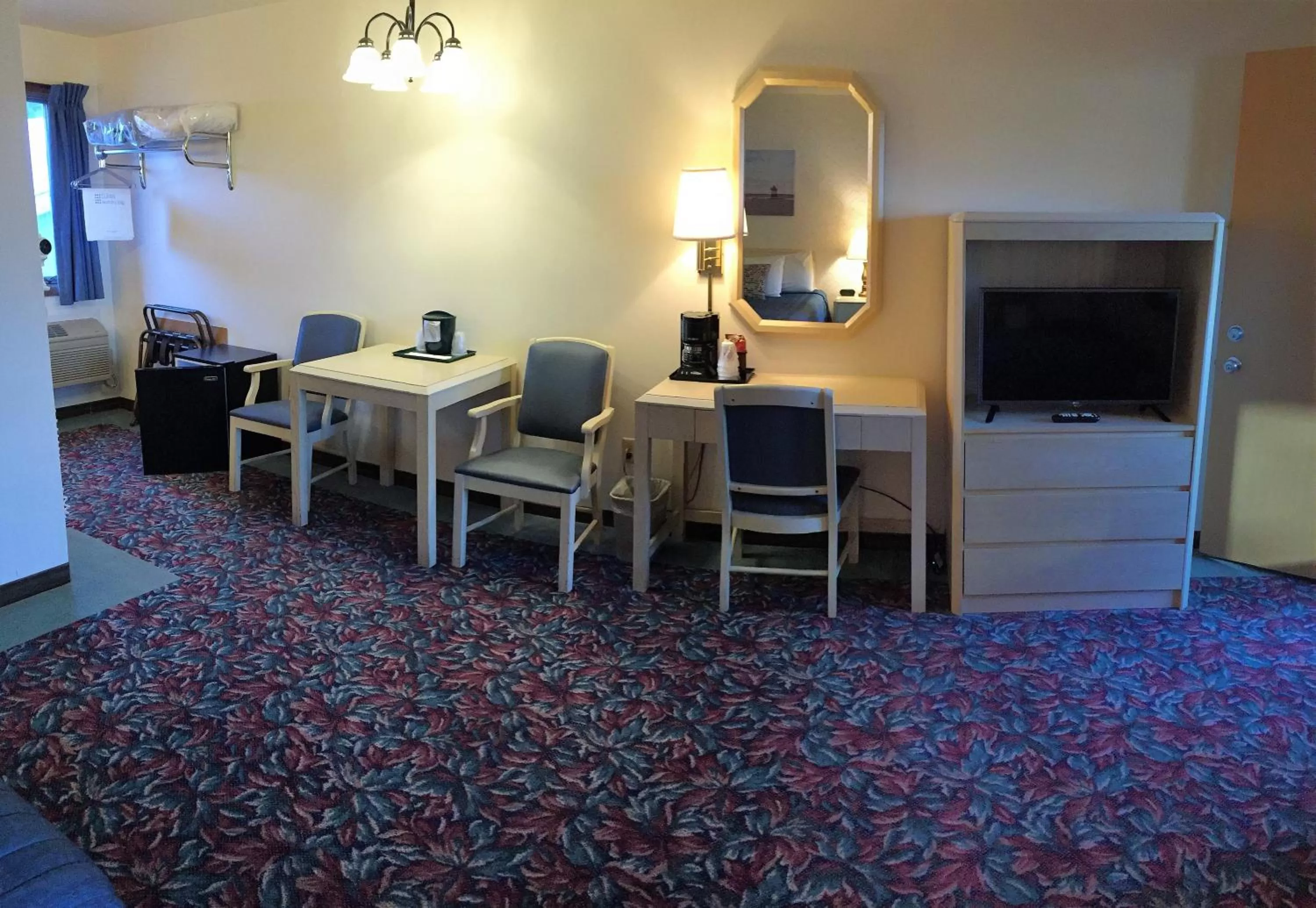 Photo of the whole room in Cedar Motor Inn
