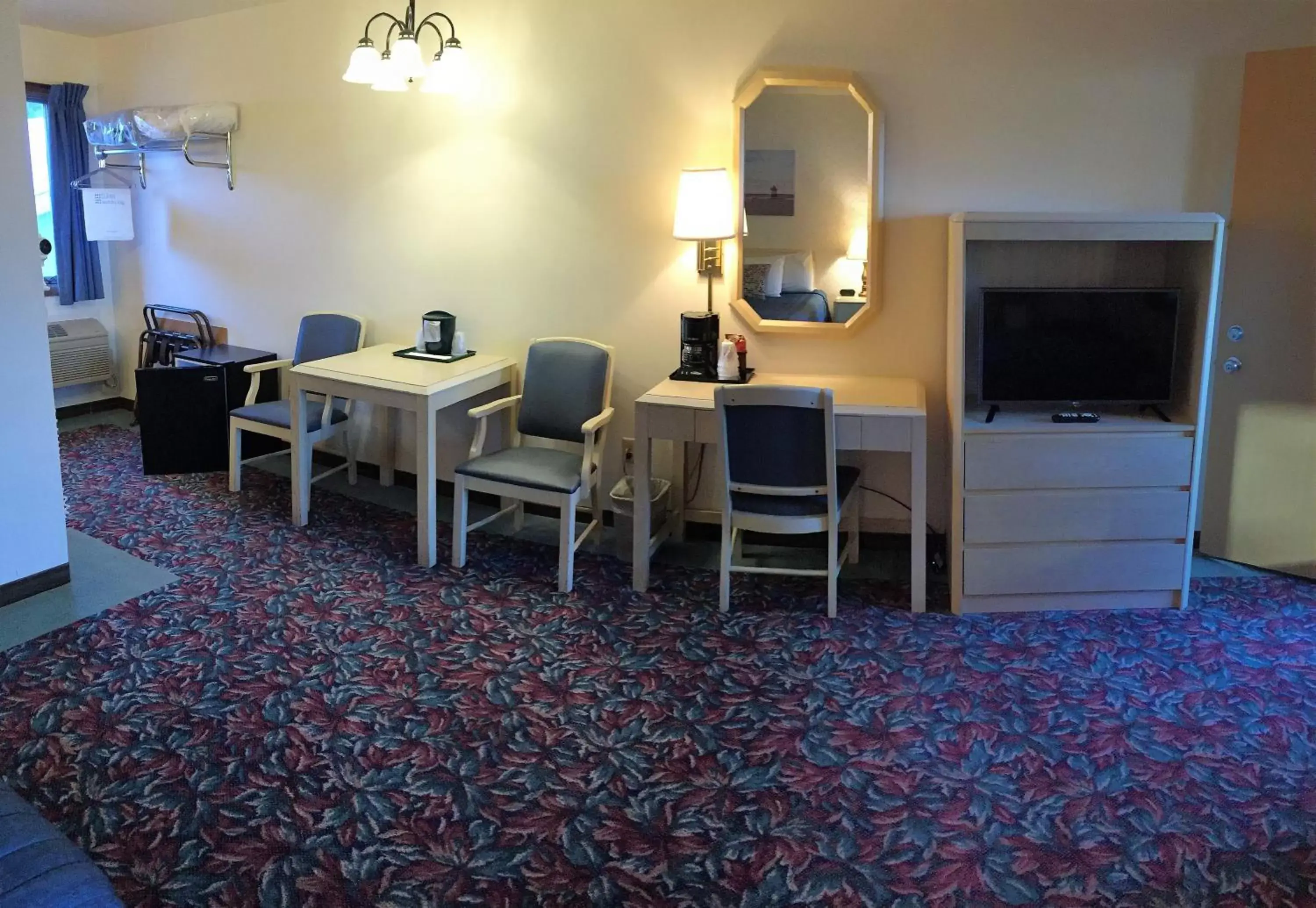 Photo of the whole room, TV/Entertainment Center in Cedar Motor Inn