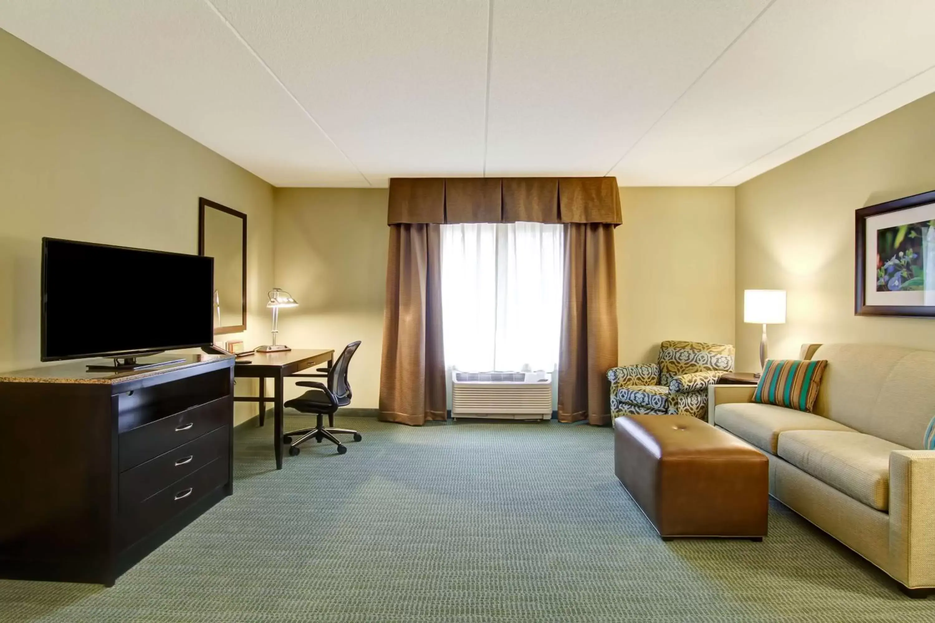 Living room in Hilton Garden Inn Woodbridge Living room in Hilton Garden Inn Woodbridge