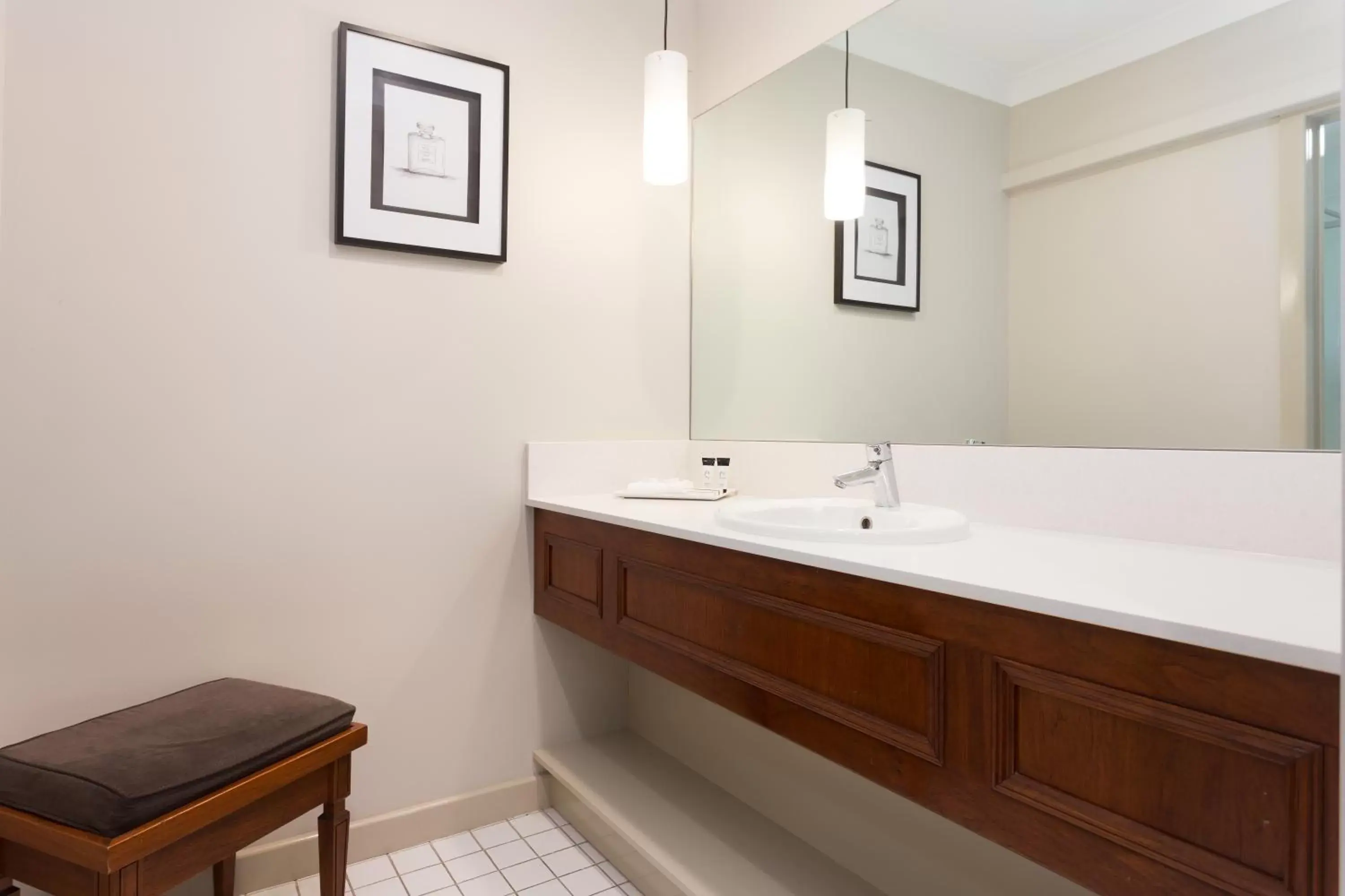 Photo of the whole room, Bathroom in Brisbane International Virginia