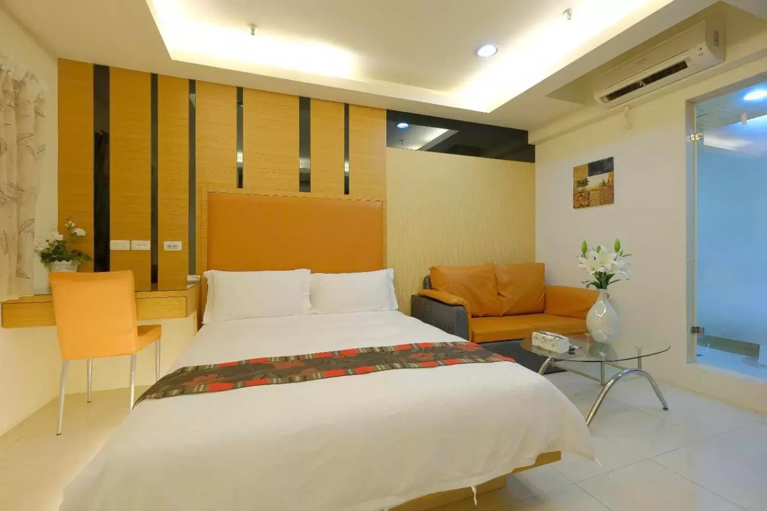 Photo of the whole room, Bed in LJ Hotel