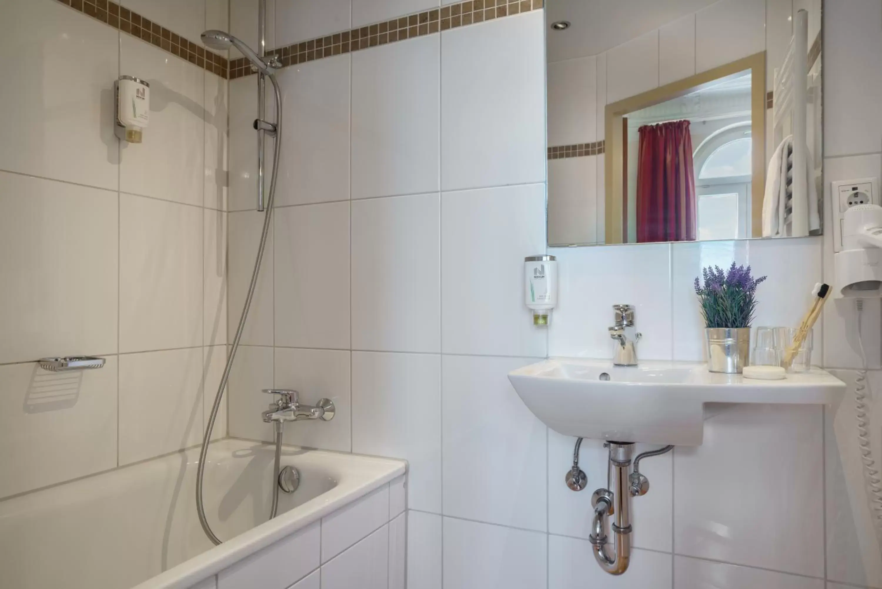 Shower, Bathroom in Novum Hotel Graf Moltke Hamburg