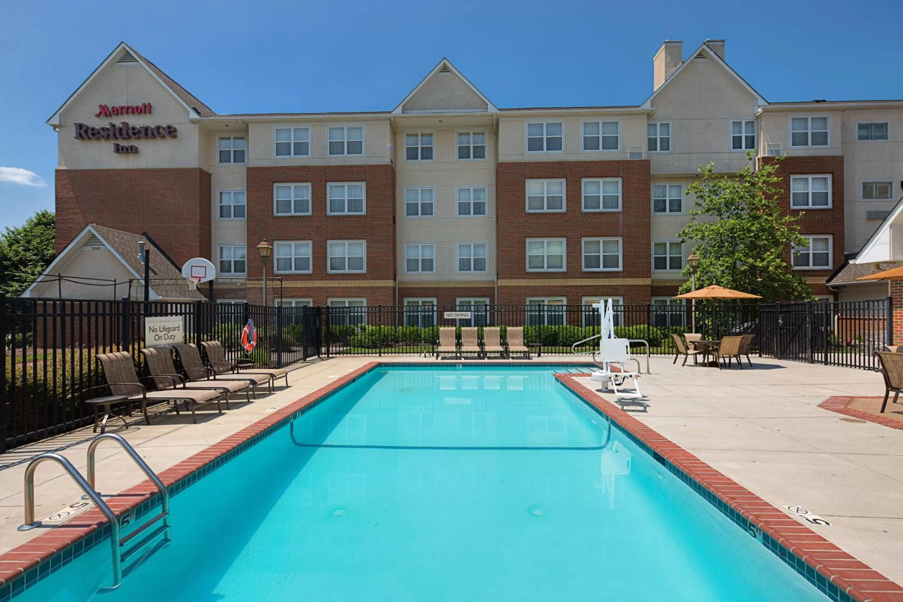 Swimming pool in Residence Inn Richmond Northwest