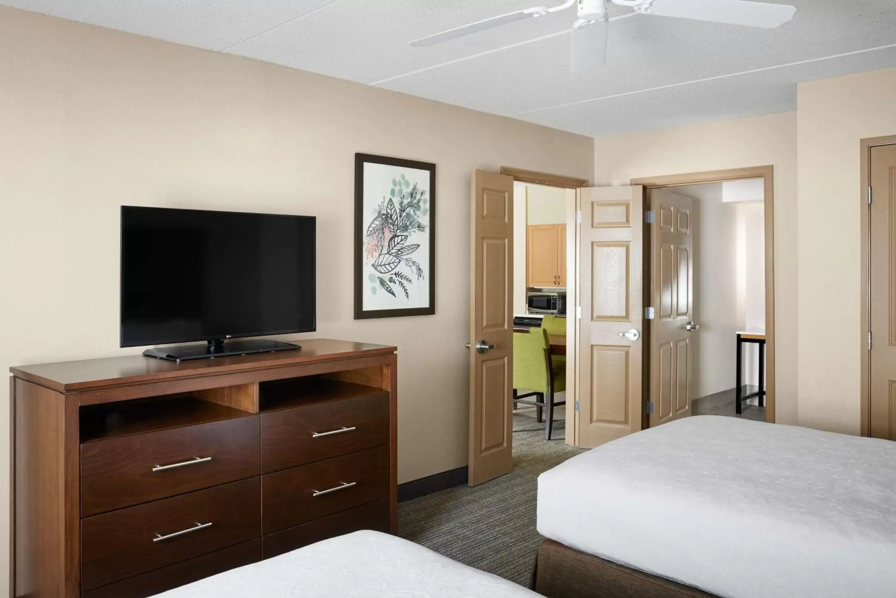 Bed, TV/Entertainment Center in Homewood Suites by Hilton Baltimore-Washington Intl Apt