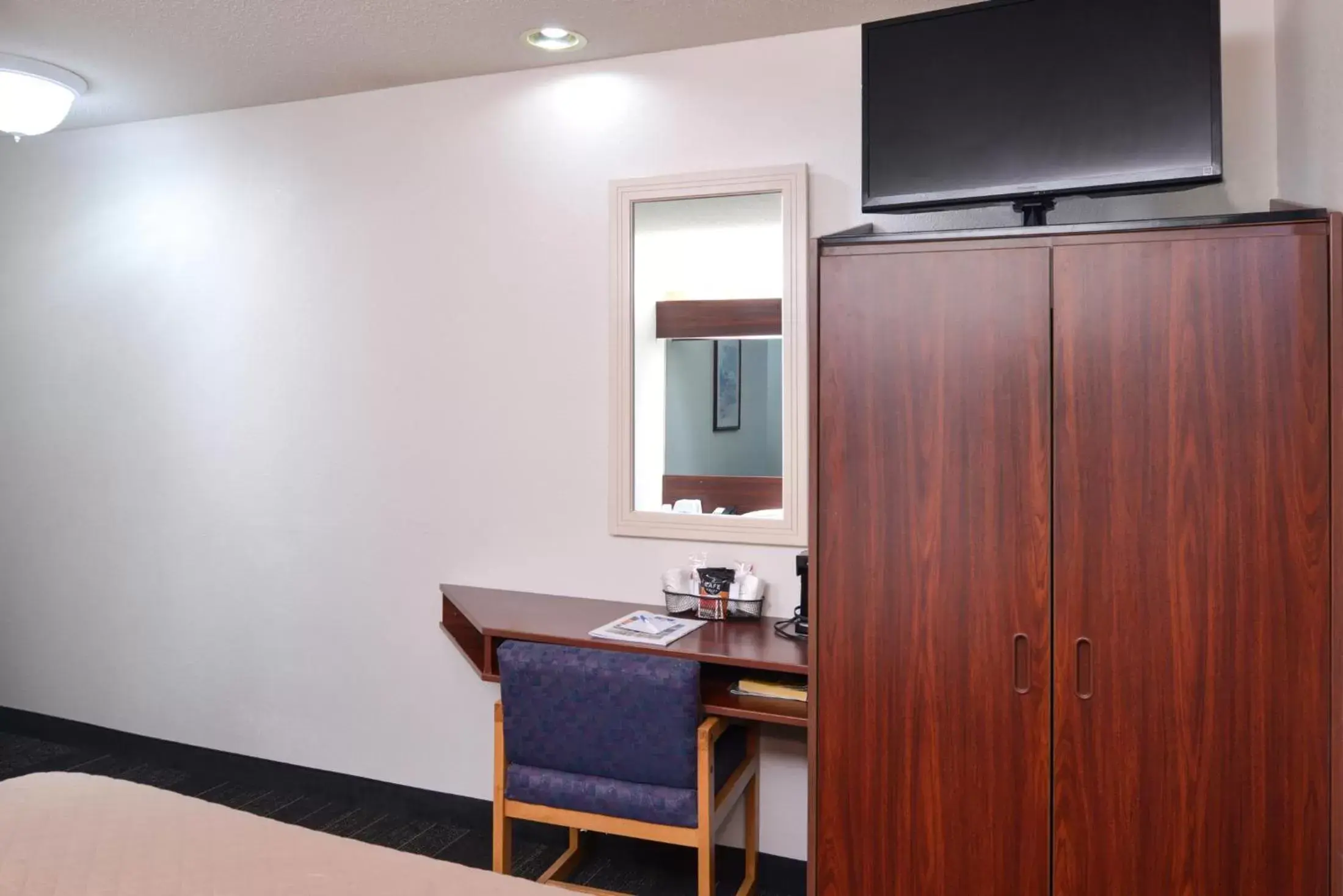 Bedroom, TV/Entertainment Center in Americas Best Value Inn & Suites Maryville