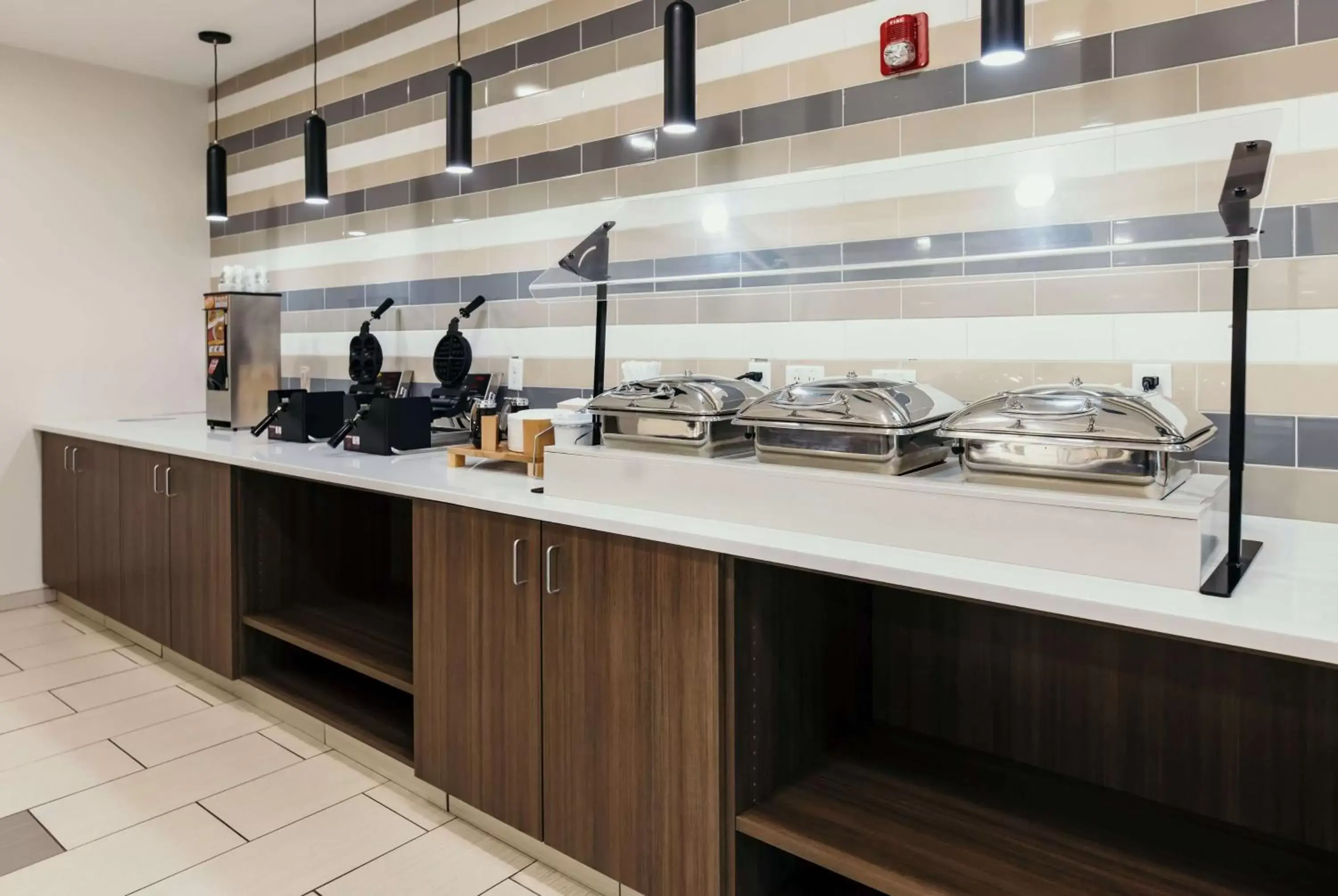 Breakfast, Kitchen/Kitchenette in La Quinta Inn & Suites by Wyndham Ankeny IA - Des Moines IA