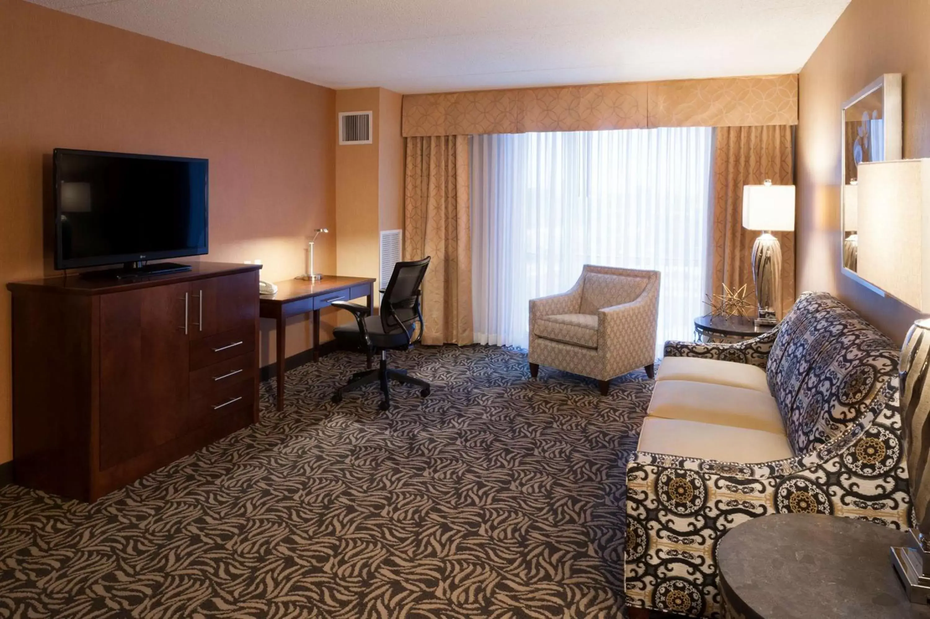 Living room in DoubleTree by Hilton Bay City - Riverfront Living room in DoubleTree by Hilton Bay City - Riverfront