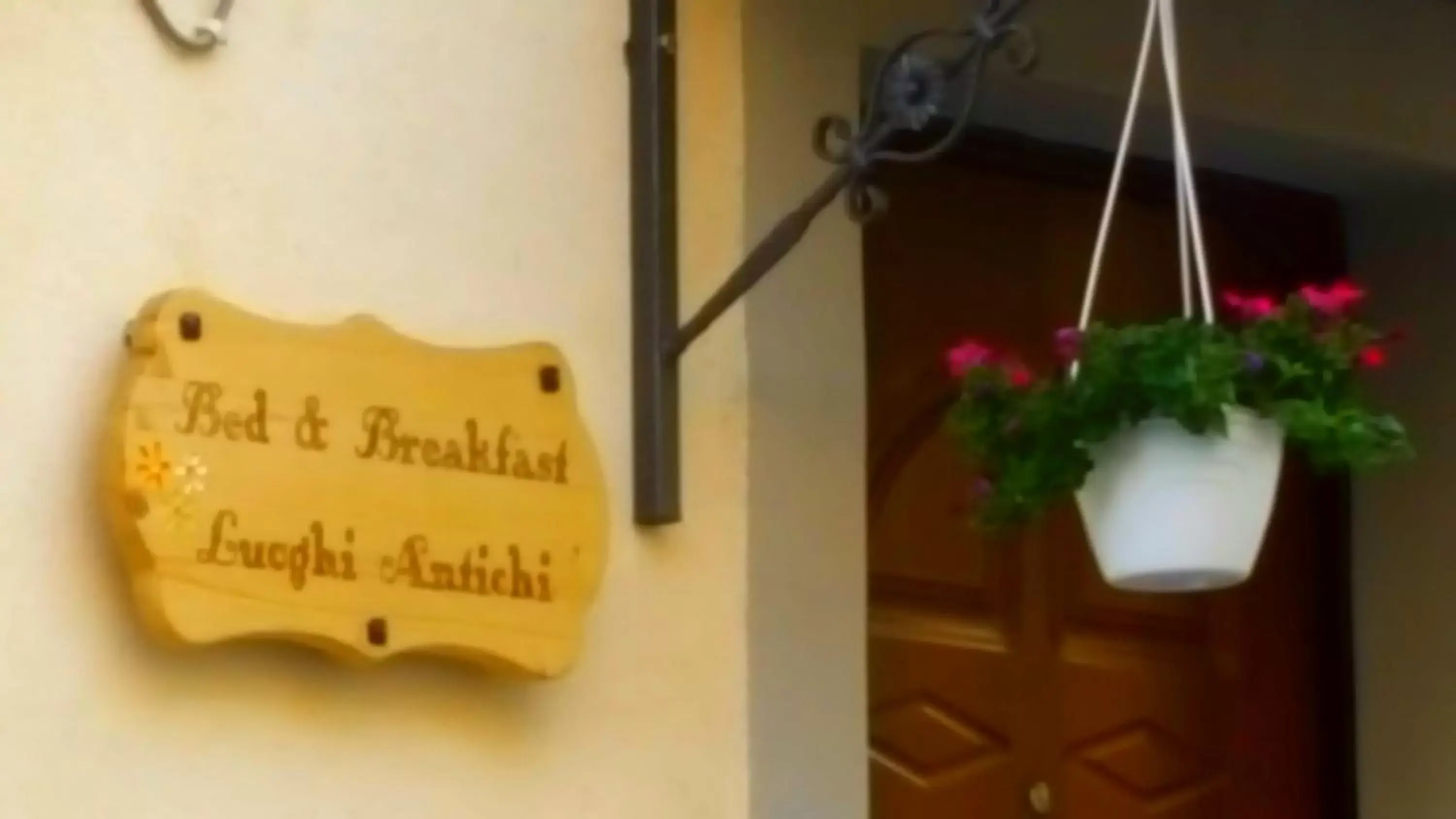 Property logo or sign in B & B Luoghi Antichi