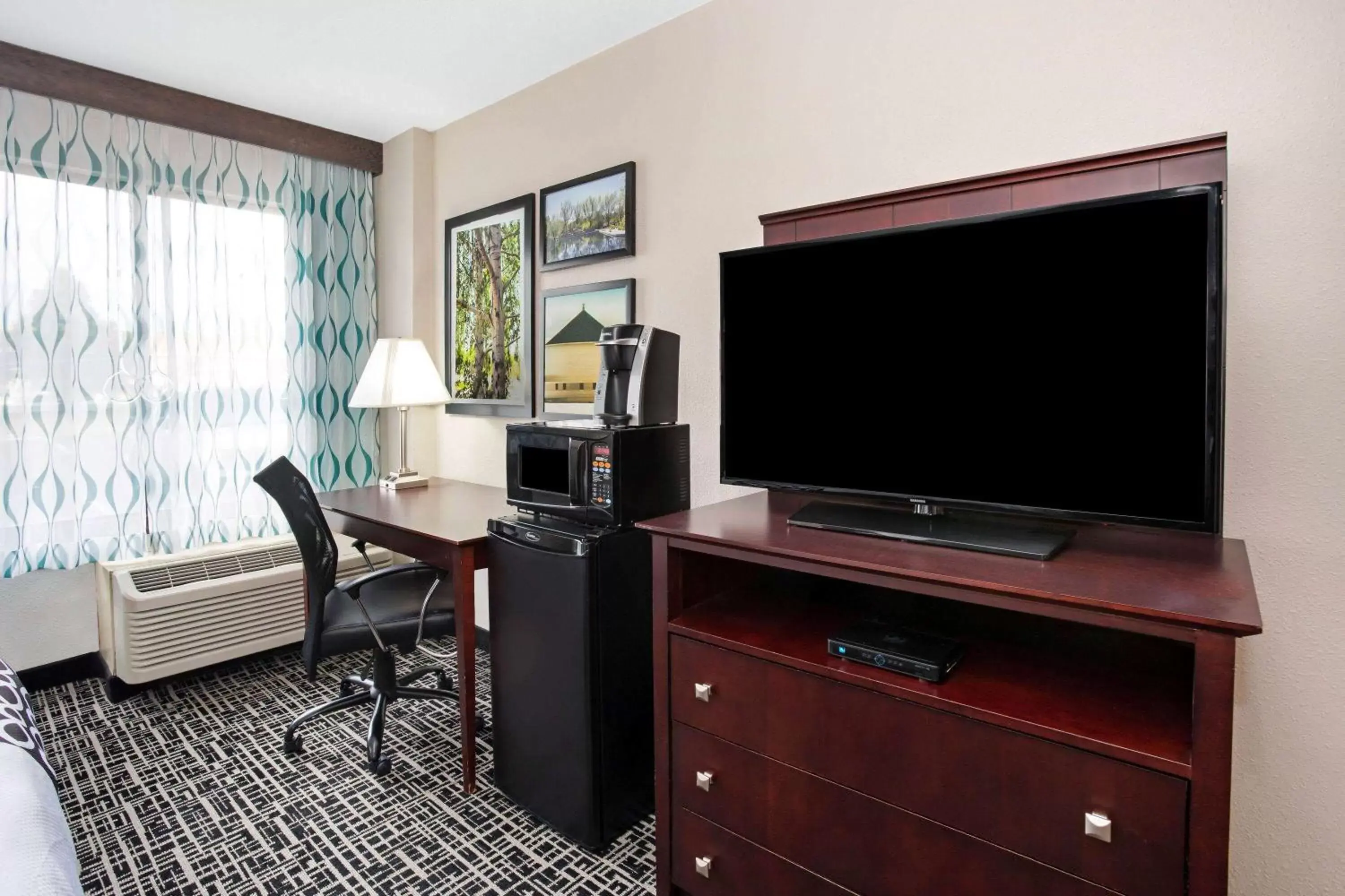 Photo of the whole room, TV/Entertainment Center in La Quinta by Wyndham Denver Aurora Medical
