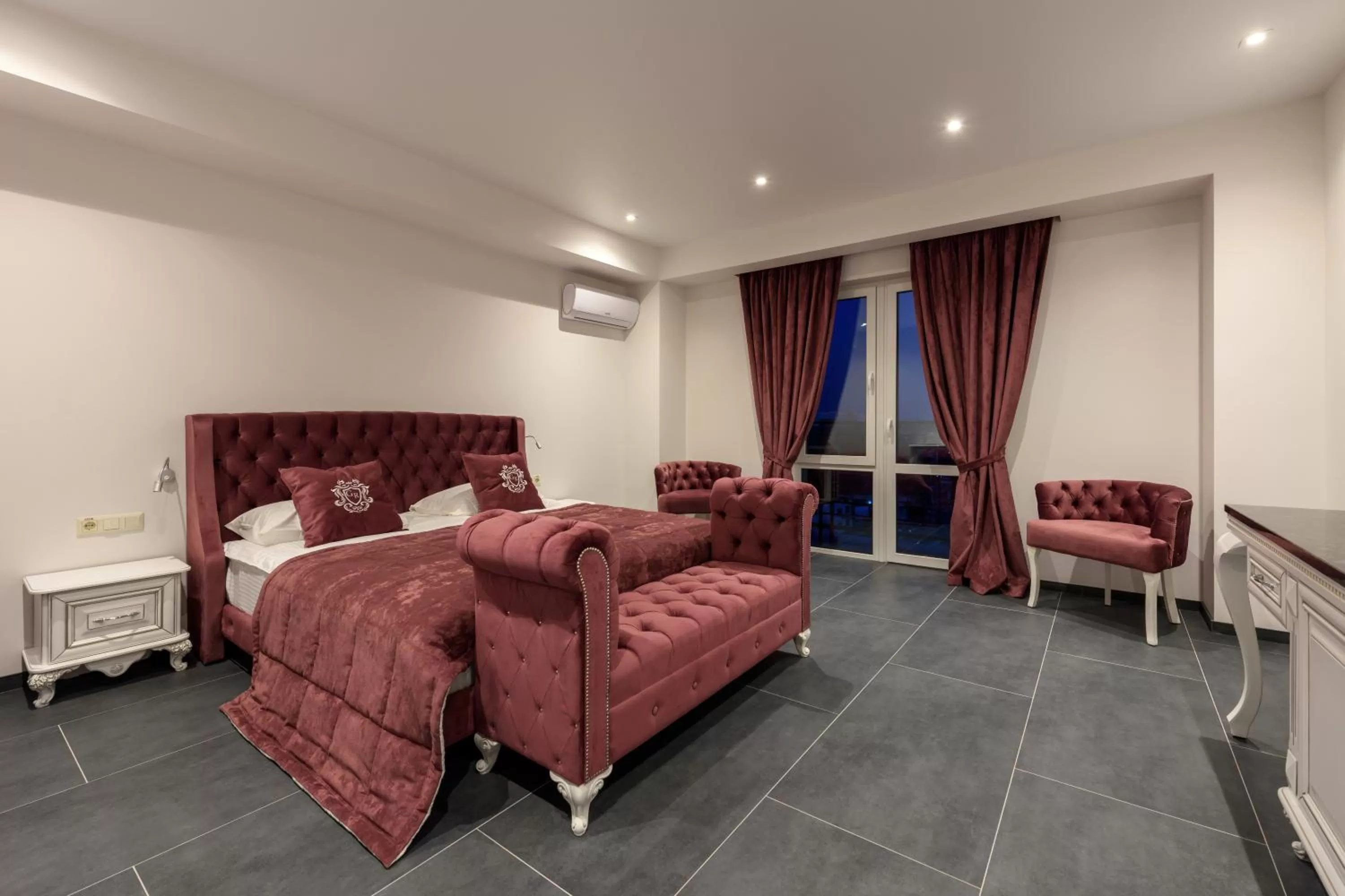 Photo of the whole room, Seating Area in Grand Royal