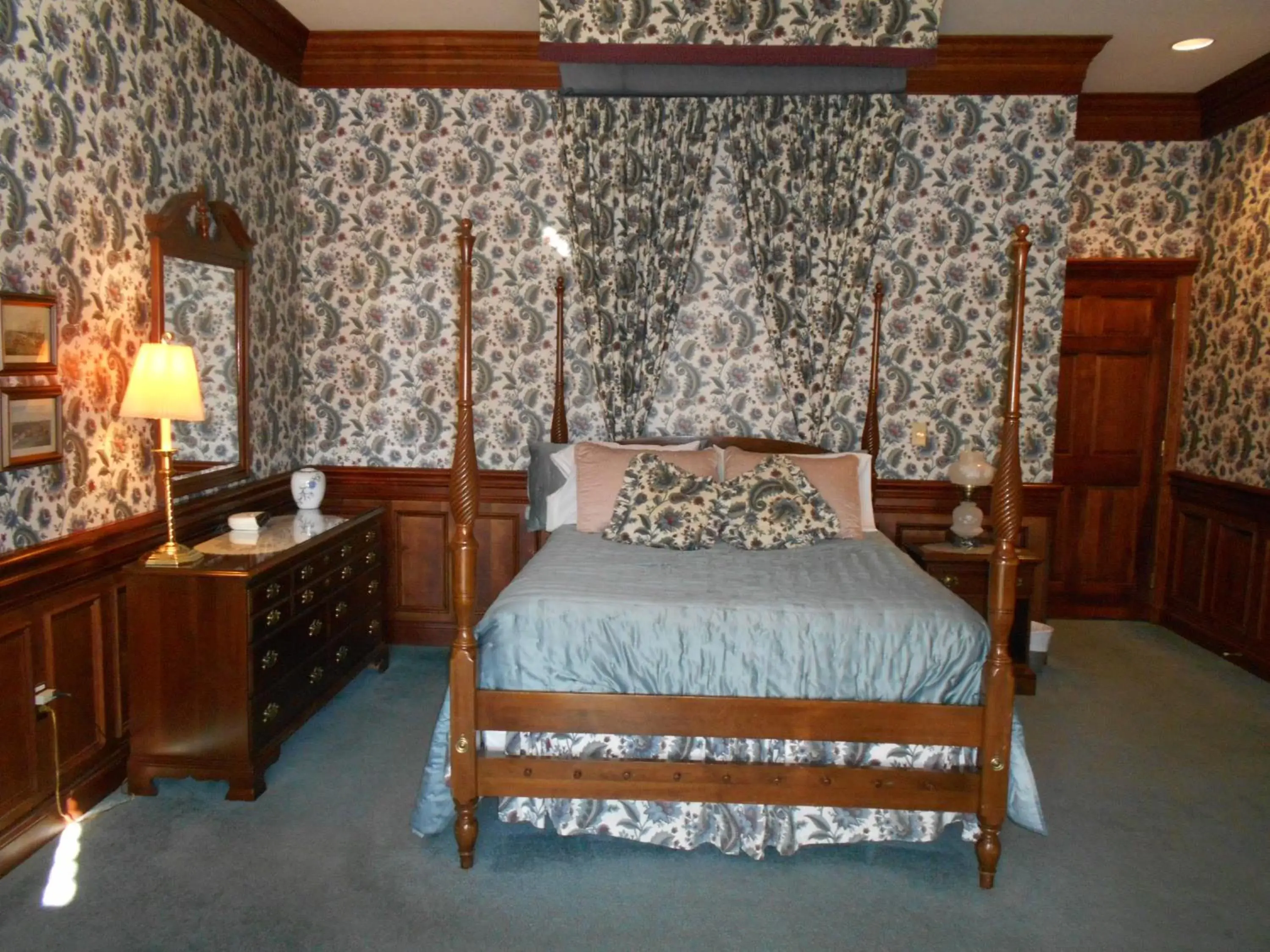 Bed in West Ridge Bed & Breakfast