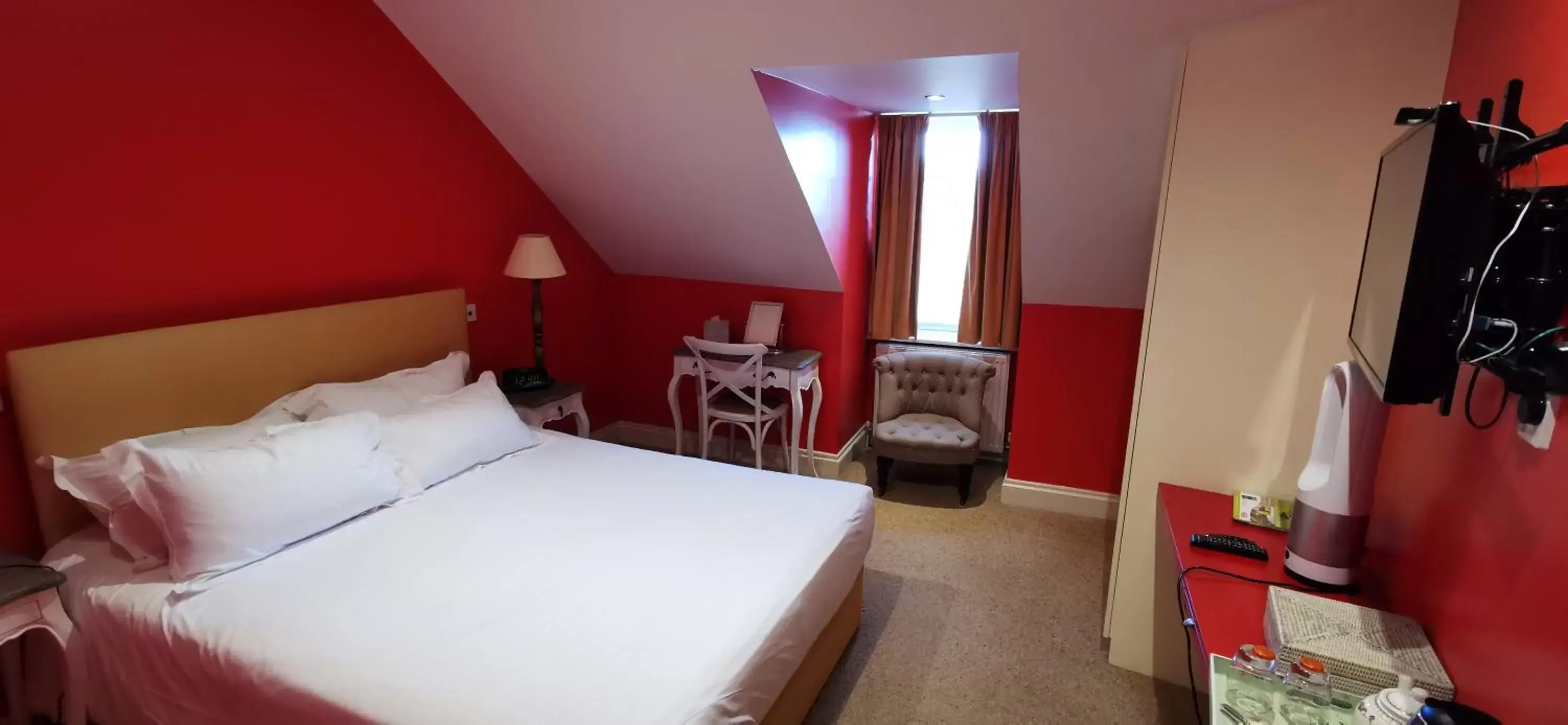 Bedroom, Bed in Buccleuch and Queensberry Arms Hotel