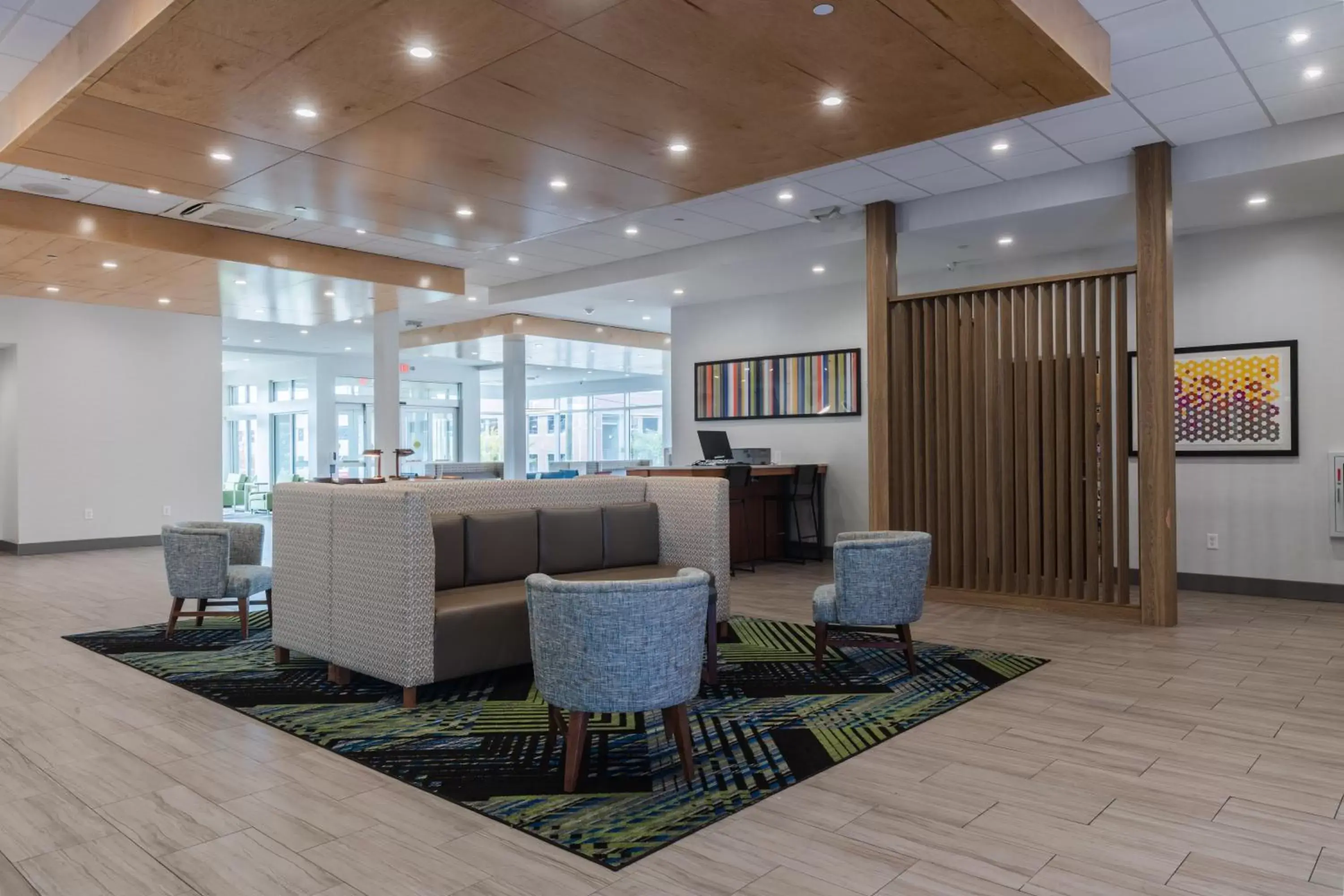 Seating area in Holiday Inn Express & Suites Columbia Downtown The Vista, an IHG Hotel