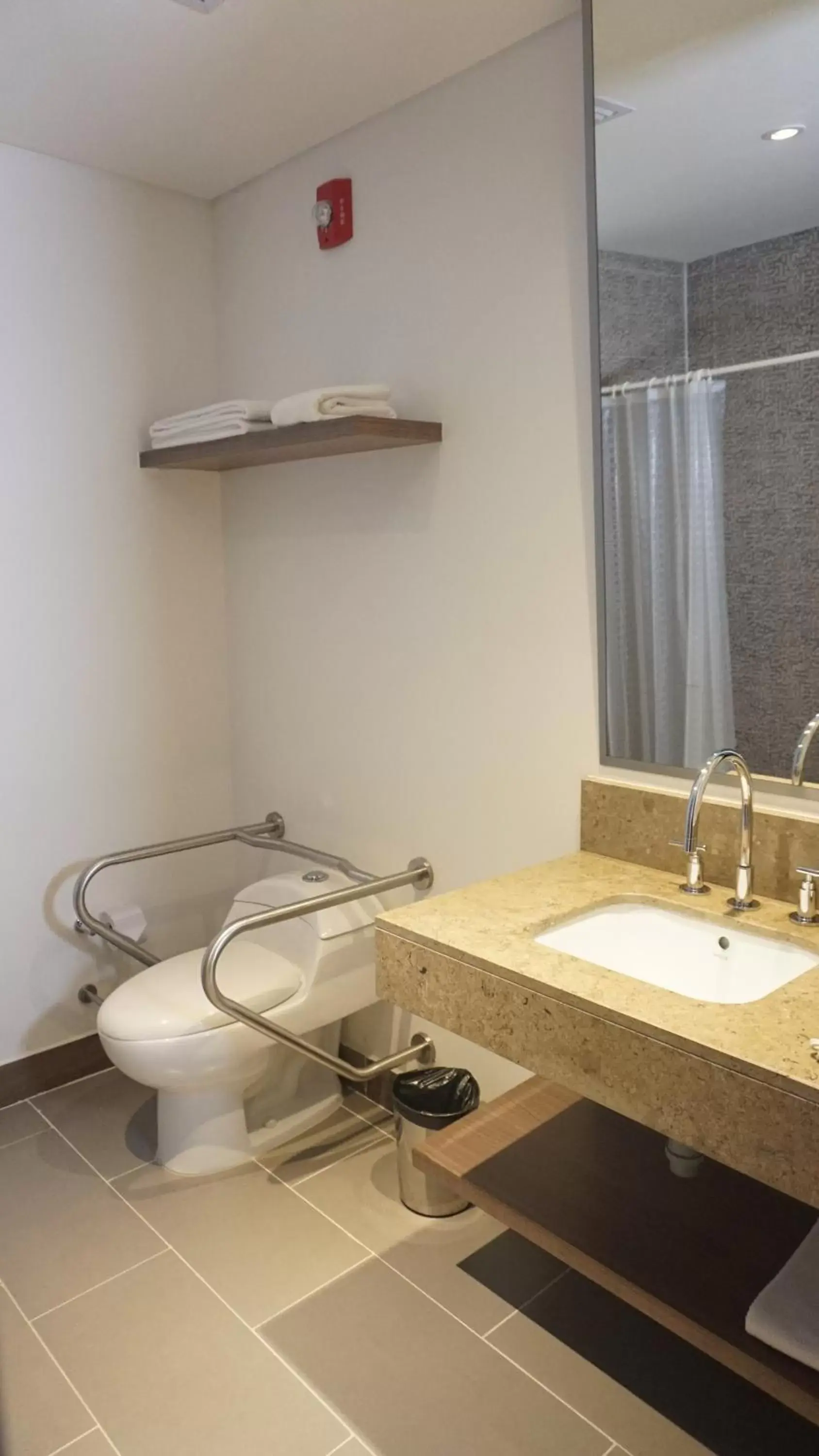 Bathroom in Hampton By Hilton Yopal