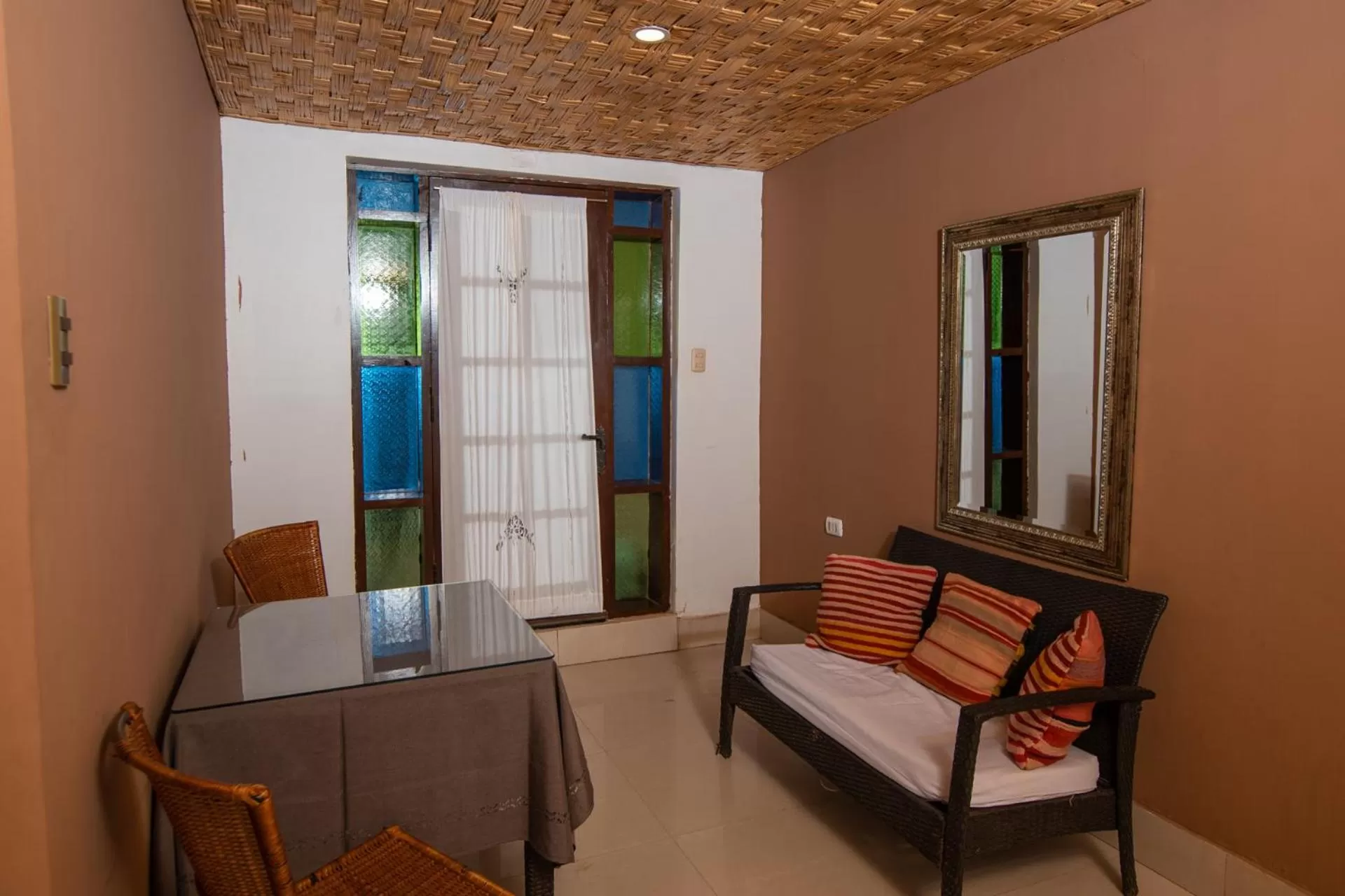 Living room, Bed in Hotel Pat'ta Hoiri