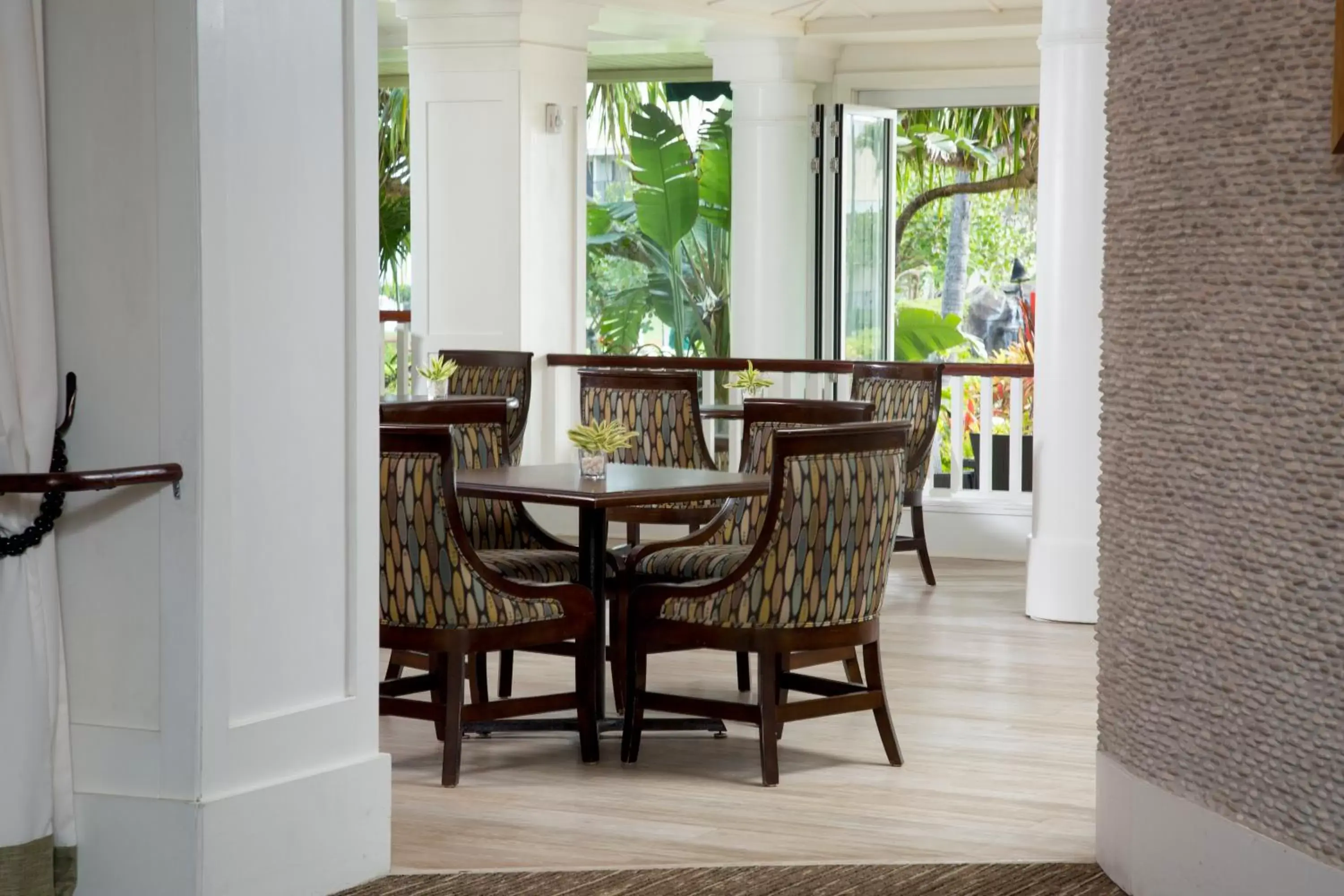 Lounge or bar, Dining Area in OUTRIGGER Kaua'i Beach Resort & Spa