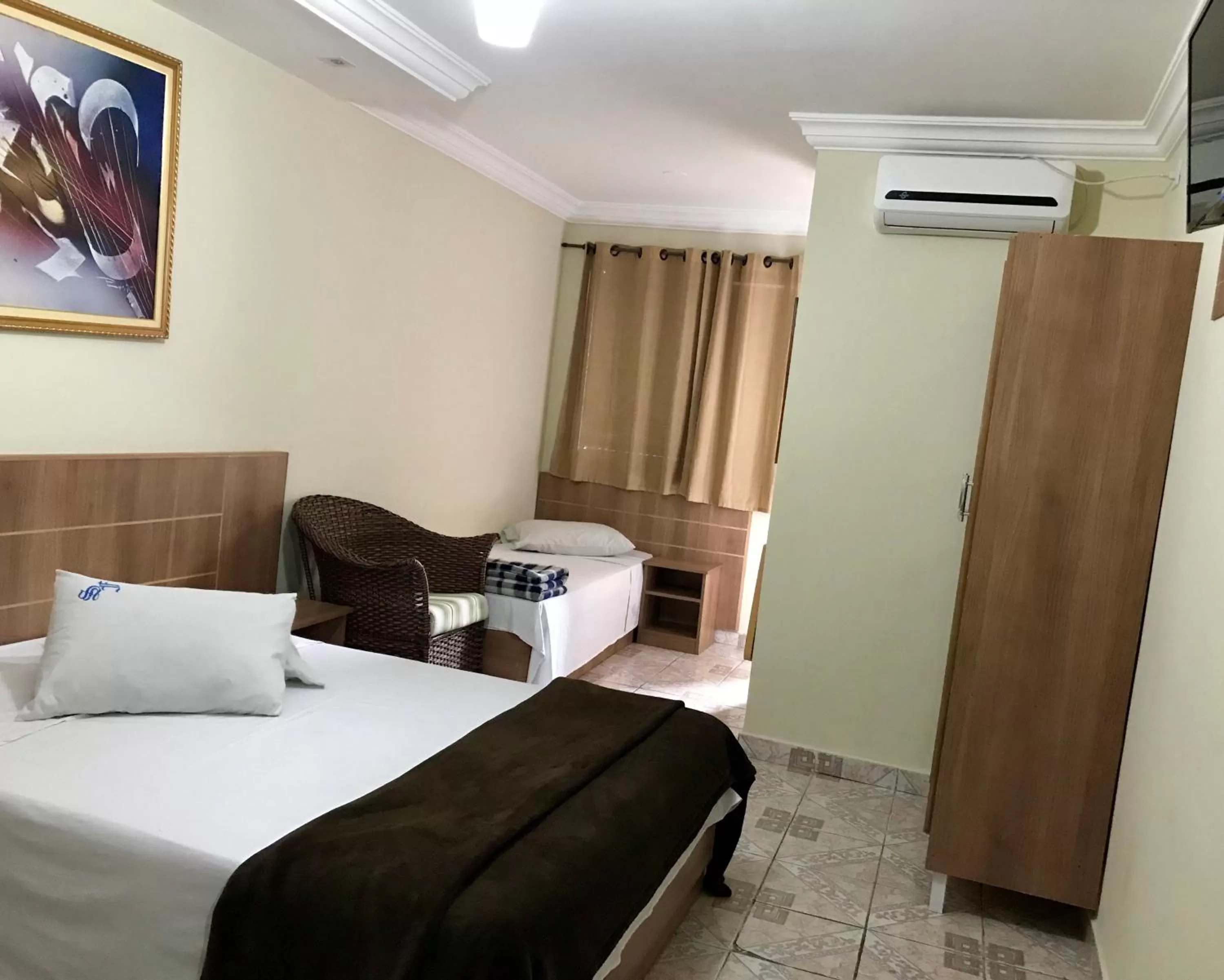 Bed in San Francisco Plazza Hotel