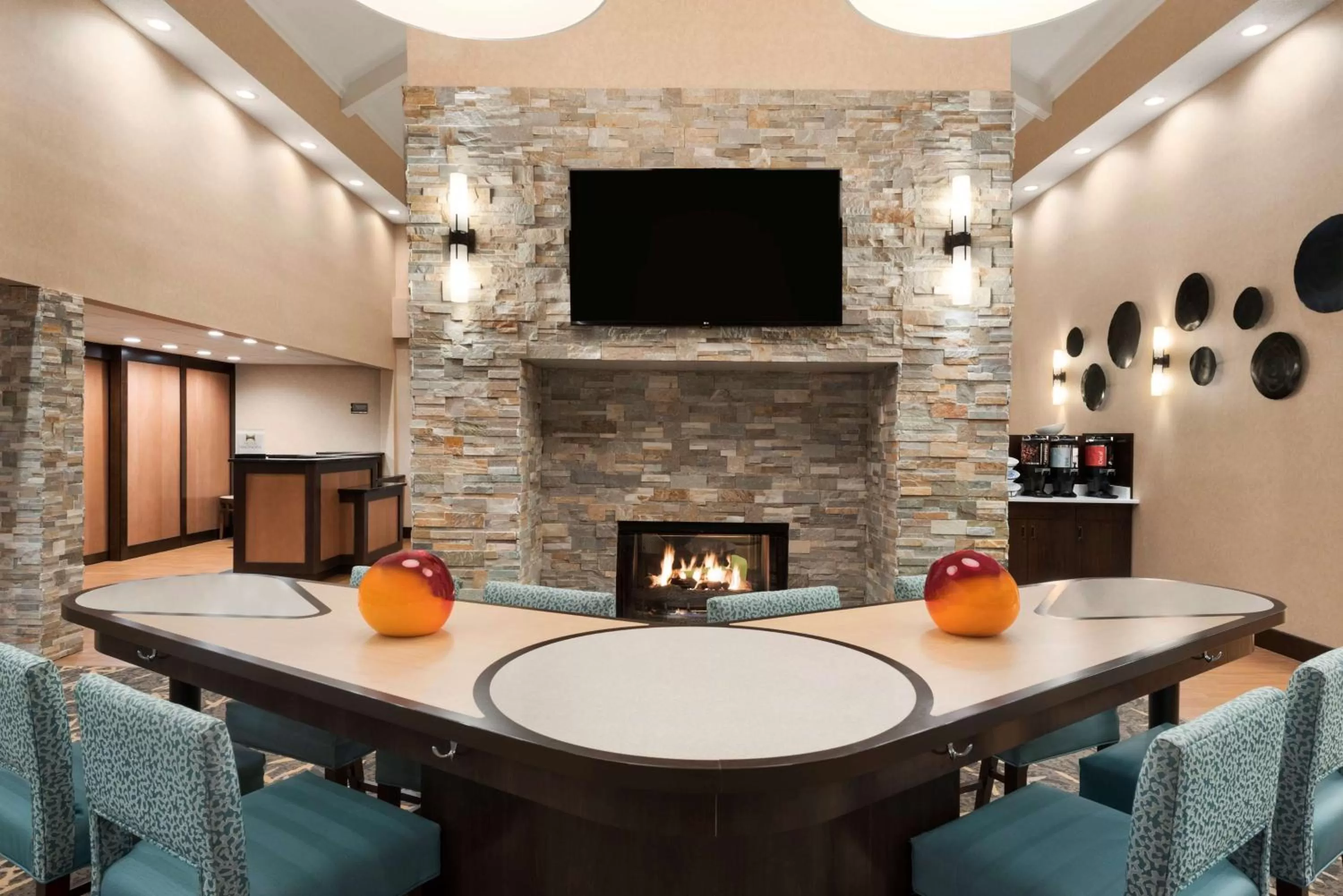 Dining area in Homewood Suites by Hilton Columbus-Hilliard