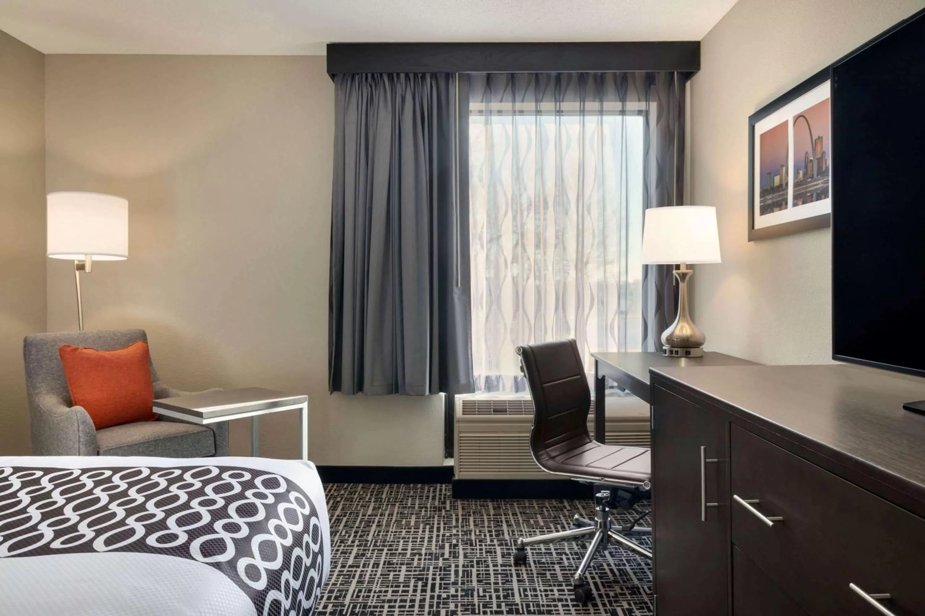 Photo of the whole room, Bed in La Quinta Inn & Suites by Wyndham St Louis Route 66