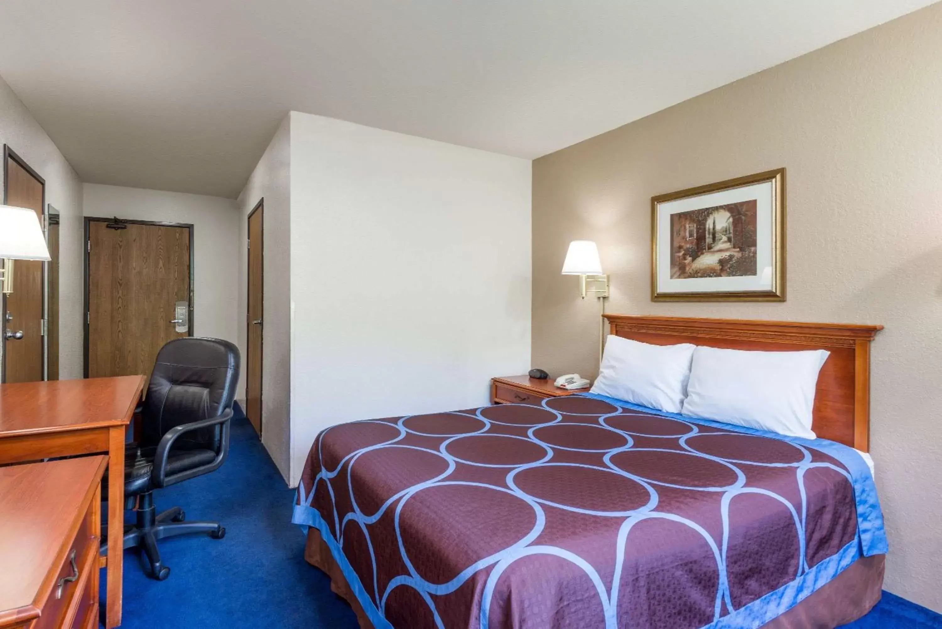 Photo of the whole room, Bed in Super 8 by Wyndham Delmont