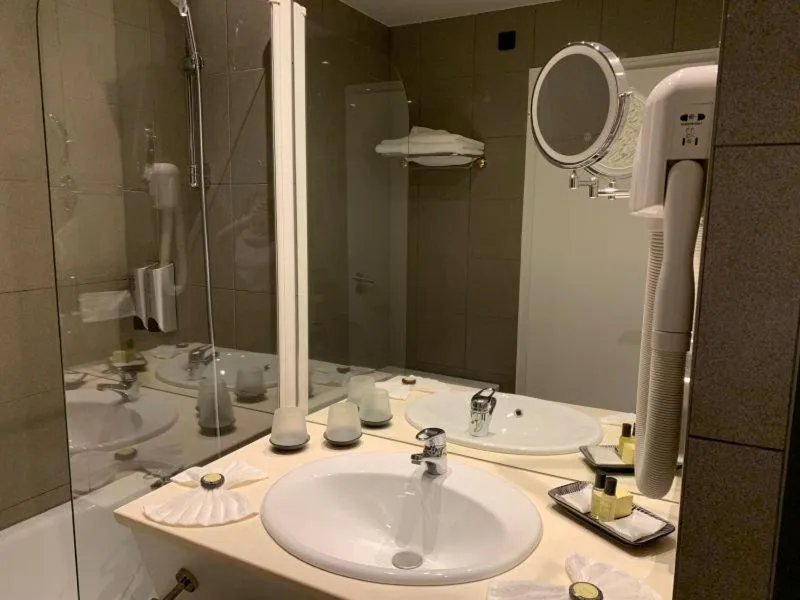 Bathroom in Grand Hôtel Du Tonneau D'Or