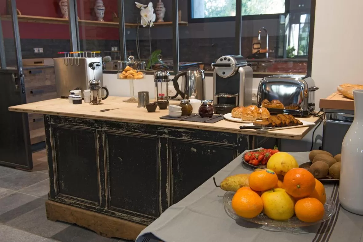 Restaurant/places to eat, Kitchen/Kitchenette in Manoir des Eperviers