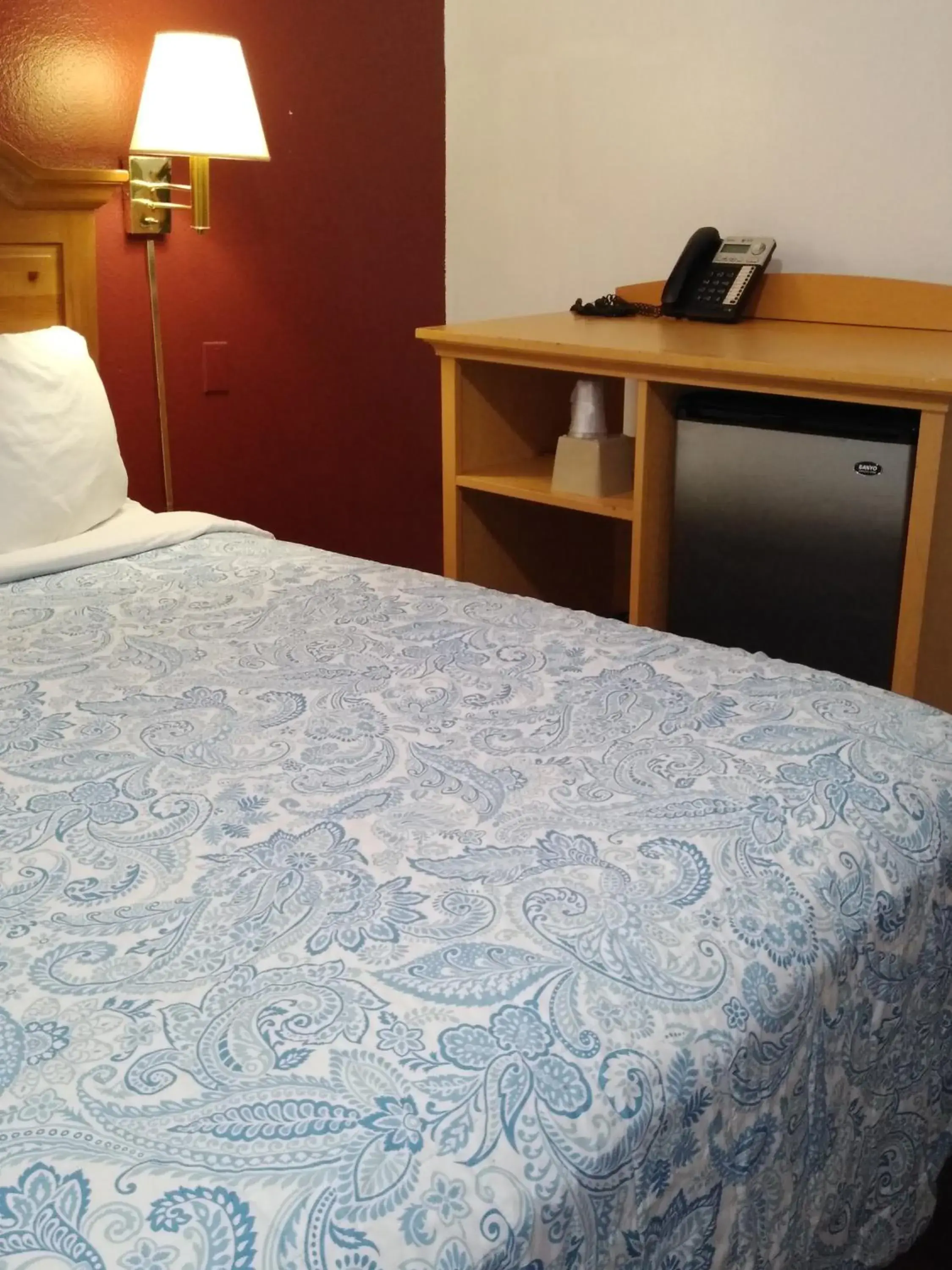 Bed in Econo Inn