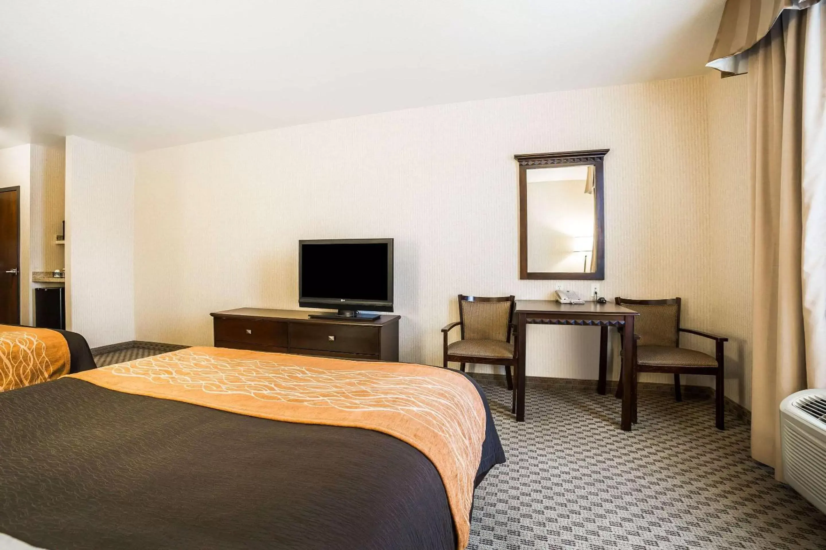 Photo of the whole room, Bed in Comfort Inn & Suites Henderson - Las Vegas