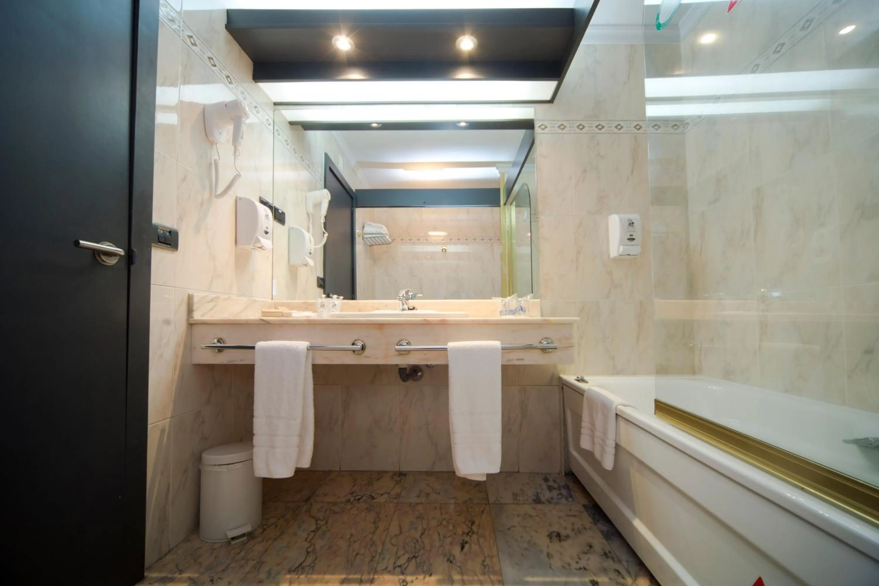 Bathroom in Hotel Bahía de Vigo