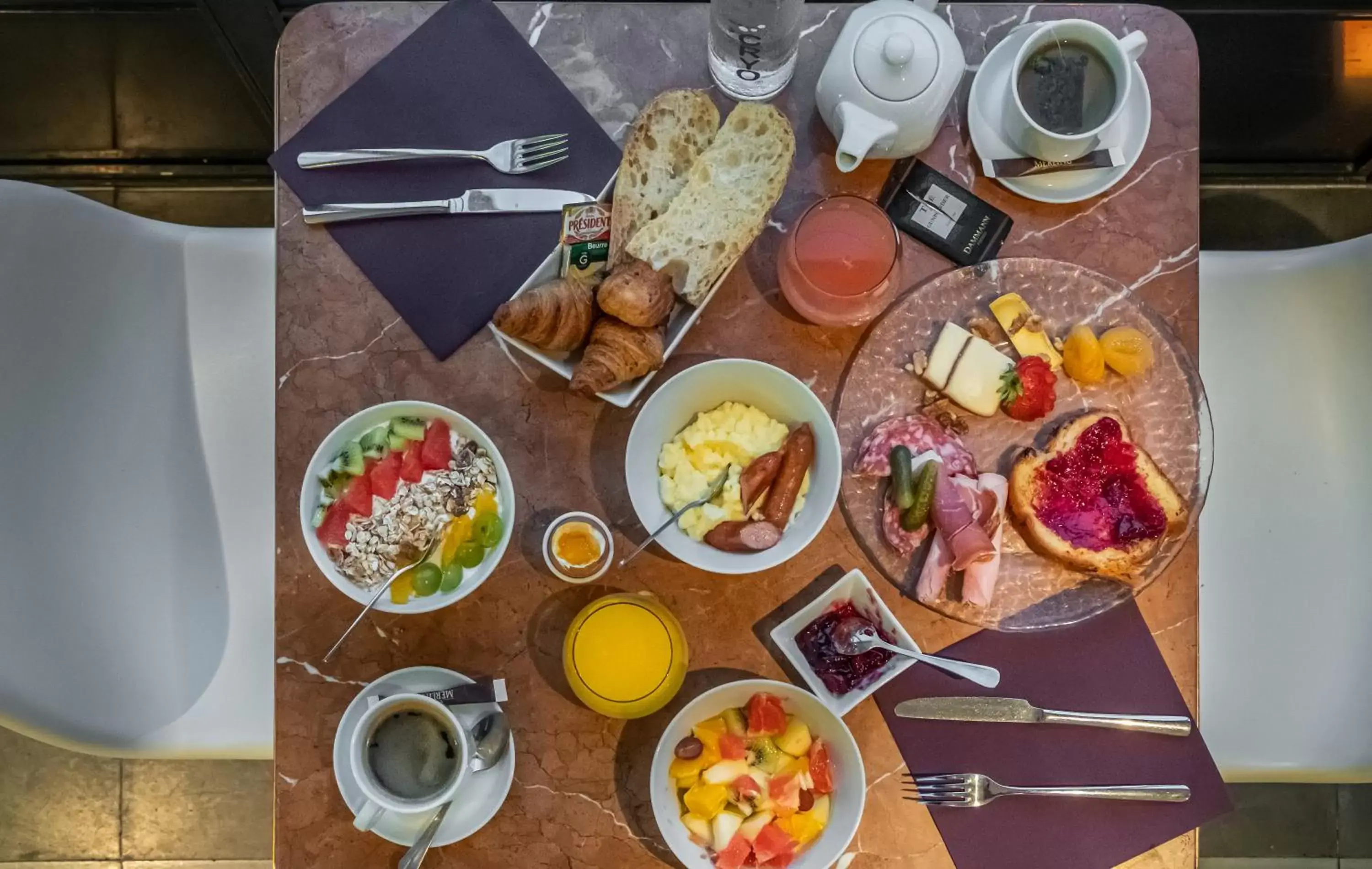 Breakfast in L'Orangerie du Château des Reynats