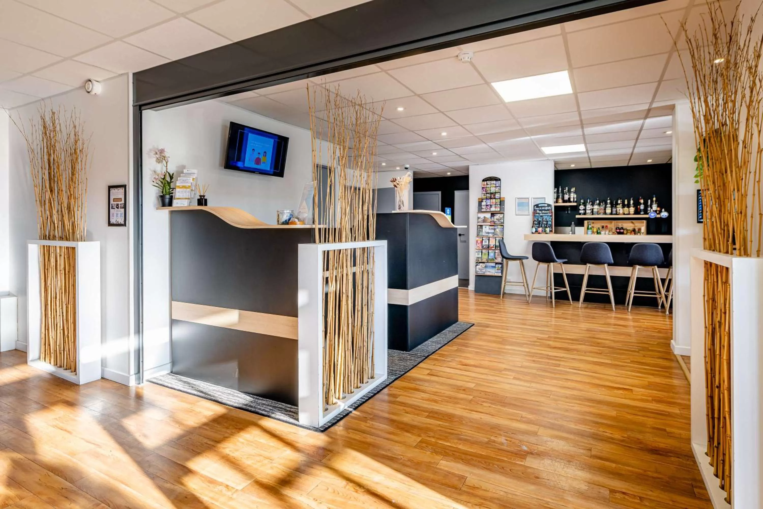 Lobby or reception in Sure Hotel by Best Western Bordeaux Lac