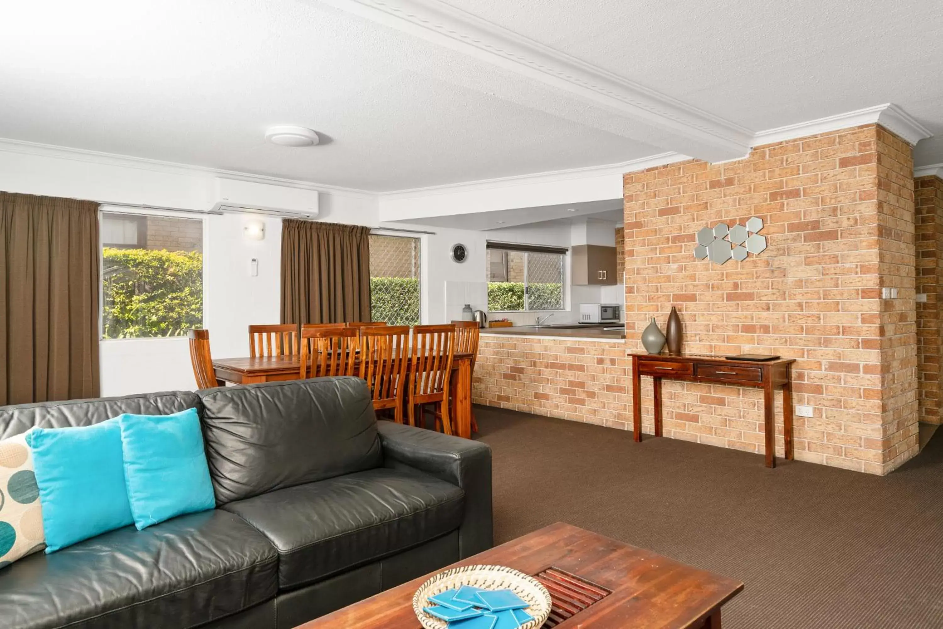 Kitchen or kitchenette, Seating Area in Wollongbar Motel