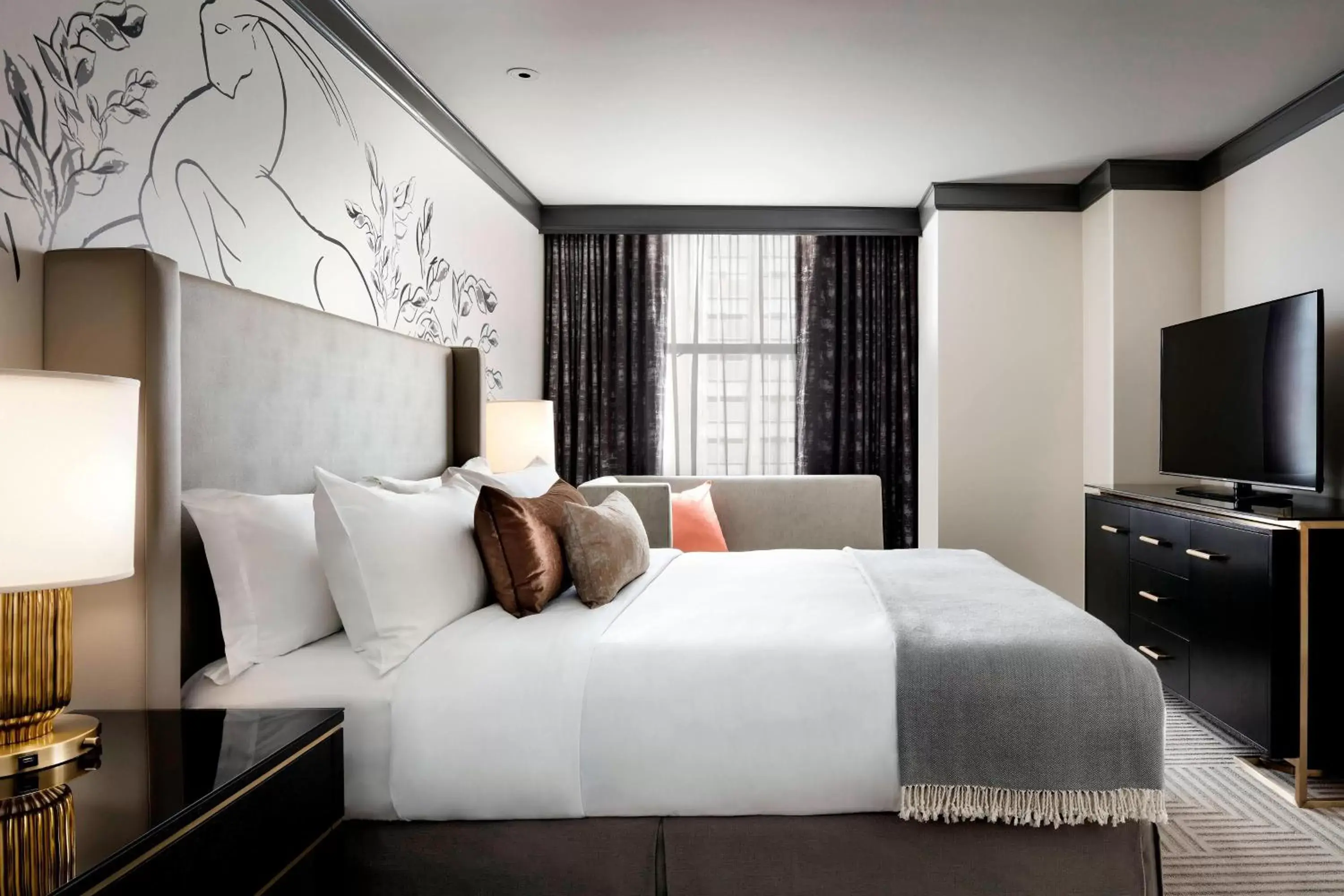 Bedroom, Bed in The Gwen, a Luxury Collection Hotel, Michigan Avenue Chicago