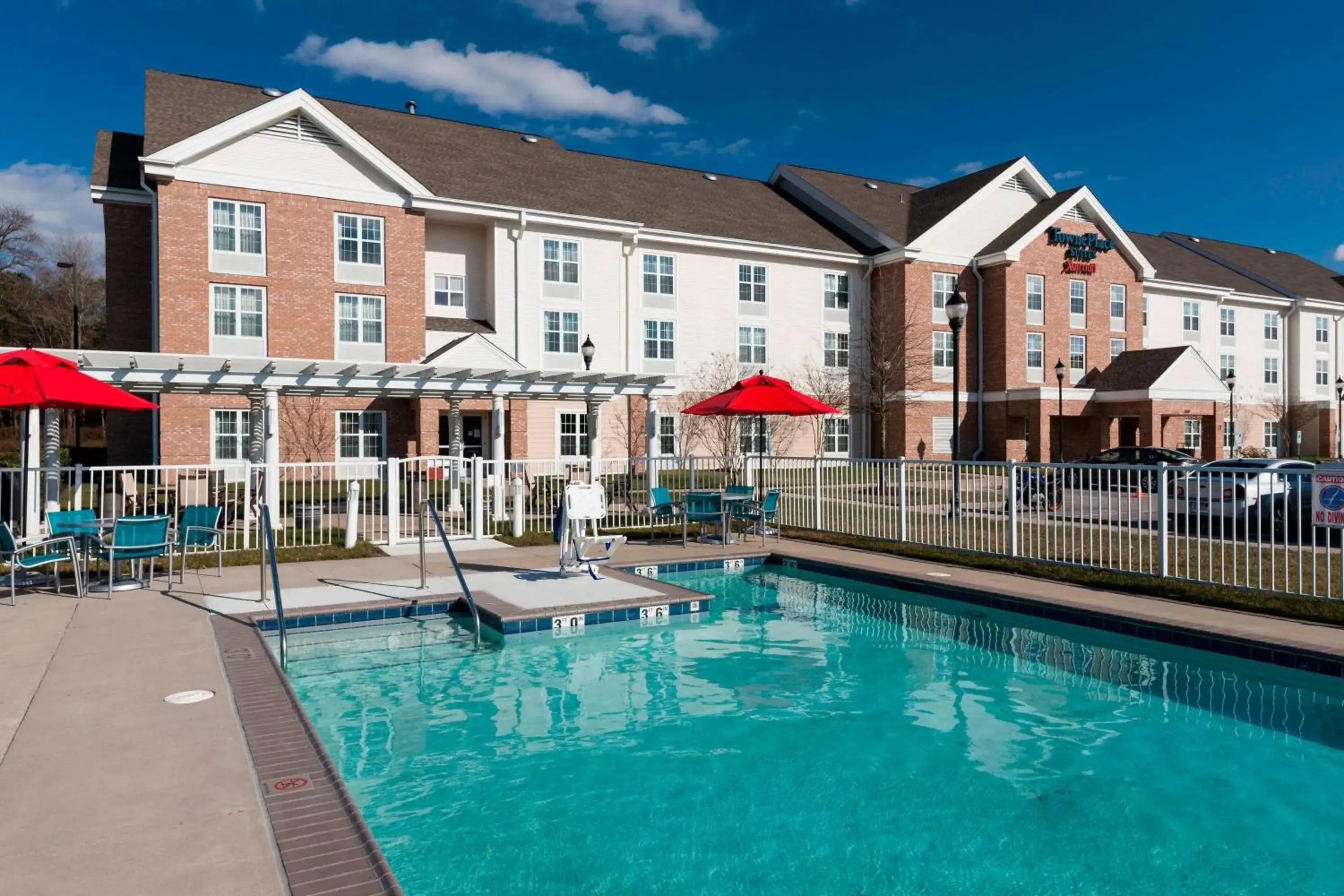 Swimming pool, Property Building in TownePlace Suites Suffolk Chesapeake