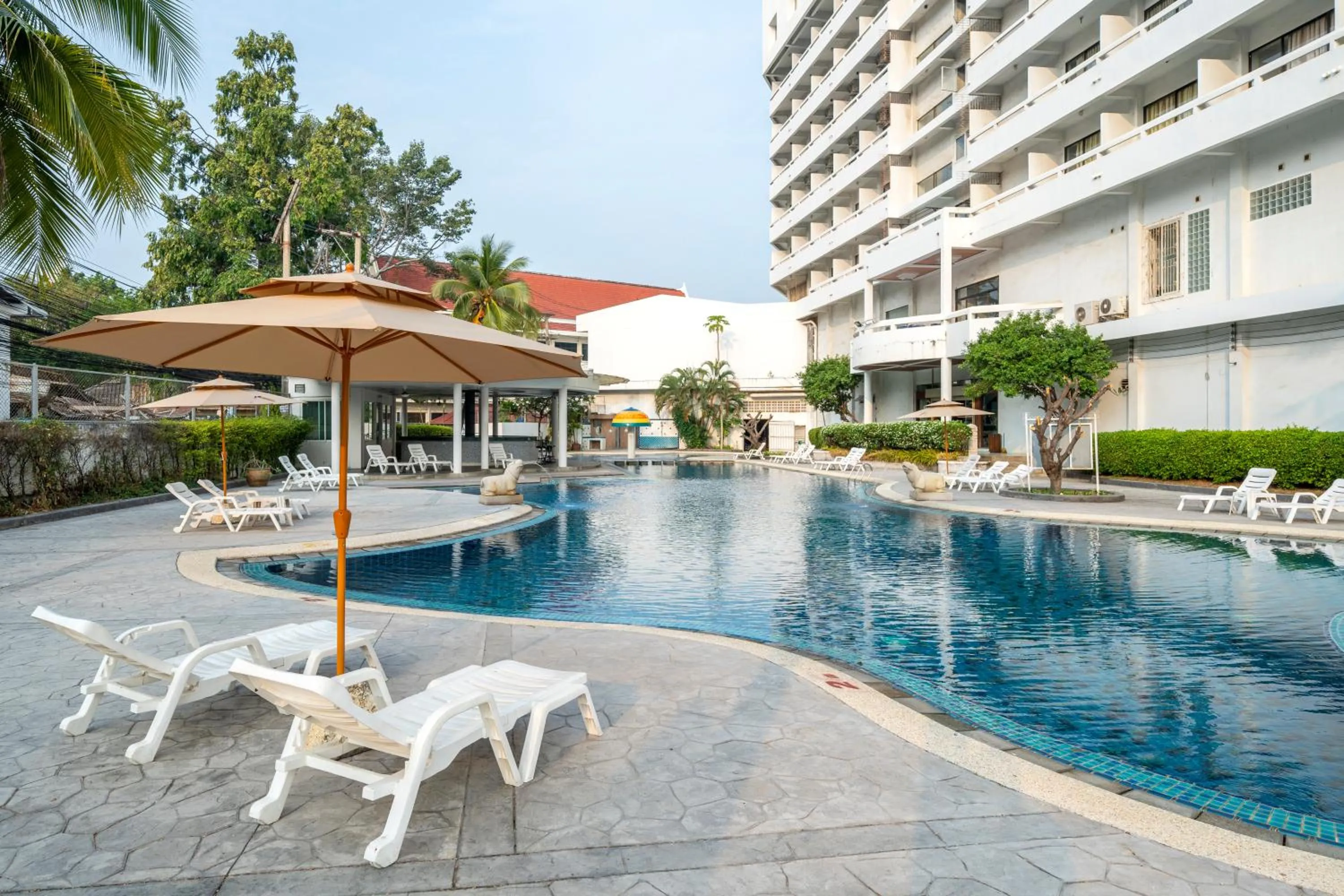 Swimming pool in Welcome Plaza Hotel Pattaya