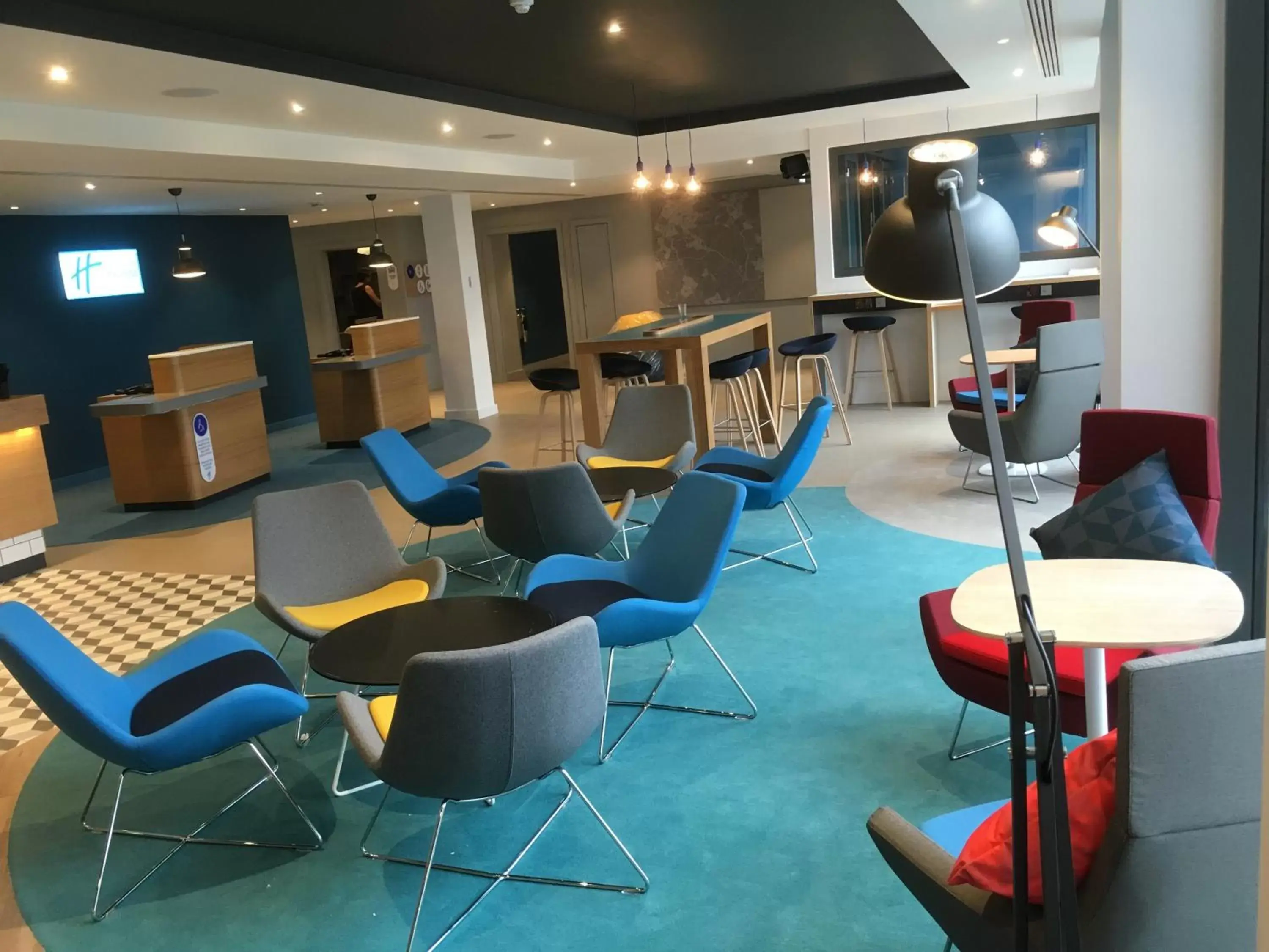 Lobby or reception in Holiday Inn Express St. Albans - M25, Jct.22