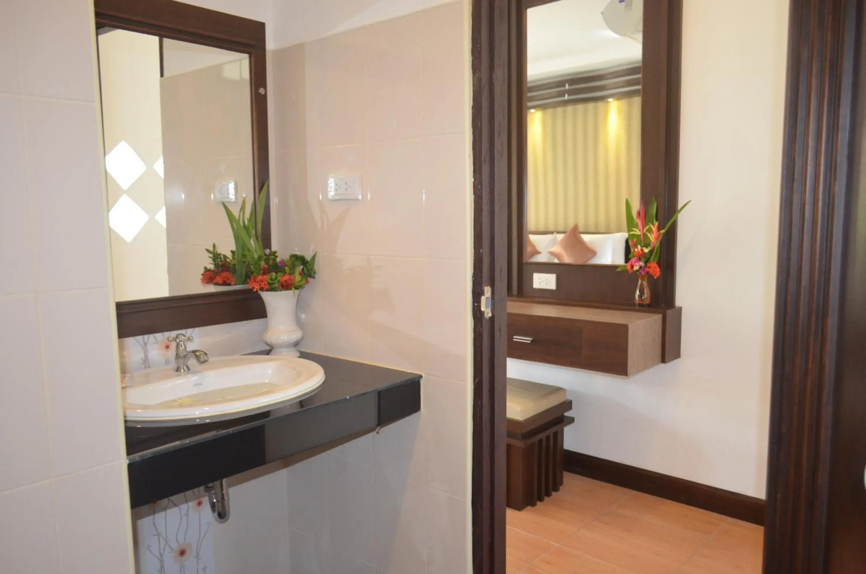 Decorative detail, Bathroom in Lanta Nice Beach Resort - SHA Extra Plus
