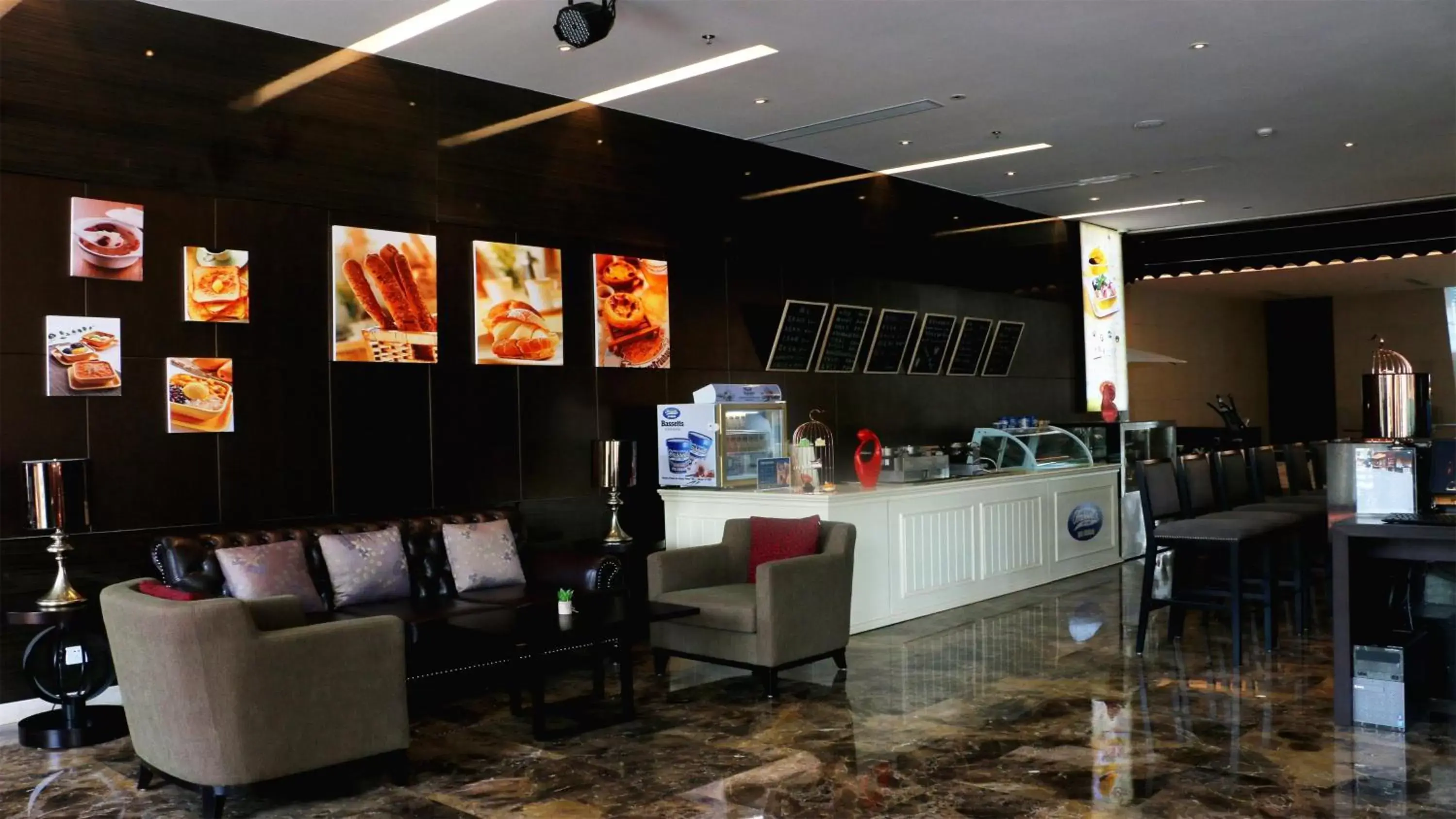Lounge or bar, Lobby/Reception in Holiday Inn Nanchang Riverside, an IHG Hotel