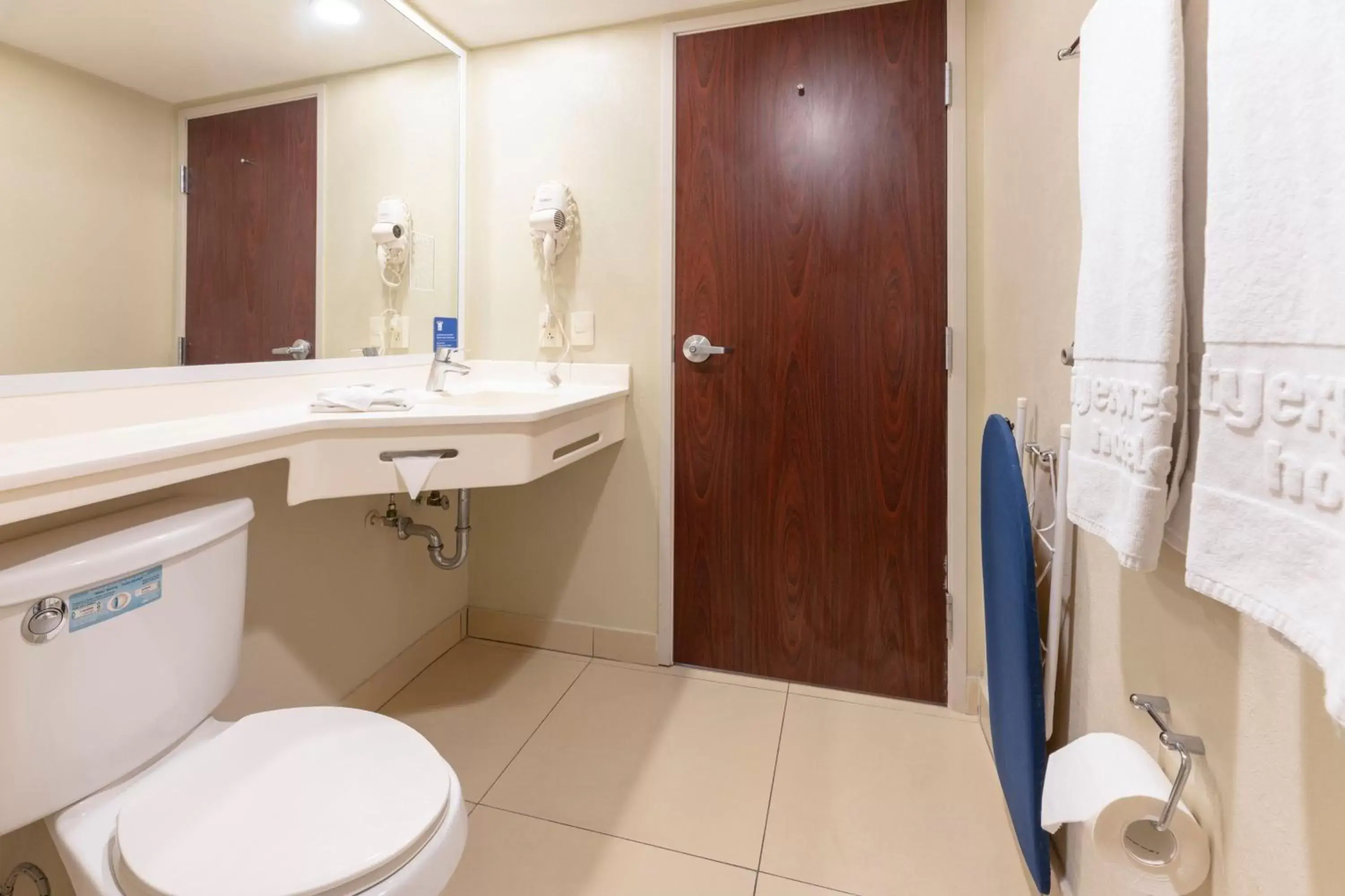 Photo of the whole room, Bathroom in City Express by Marriott San José Costa Rica