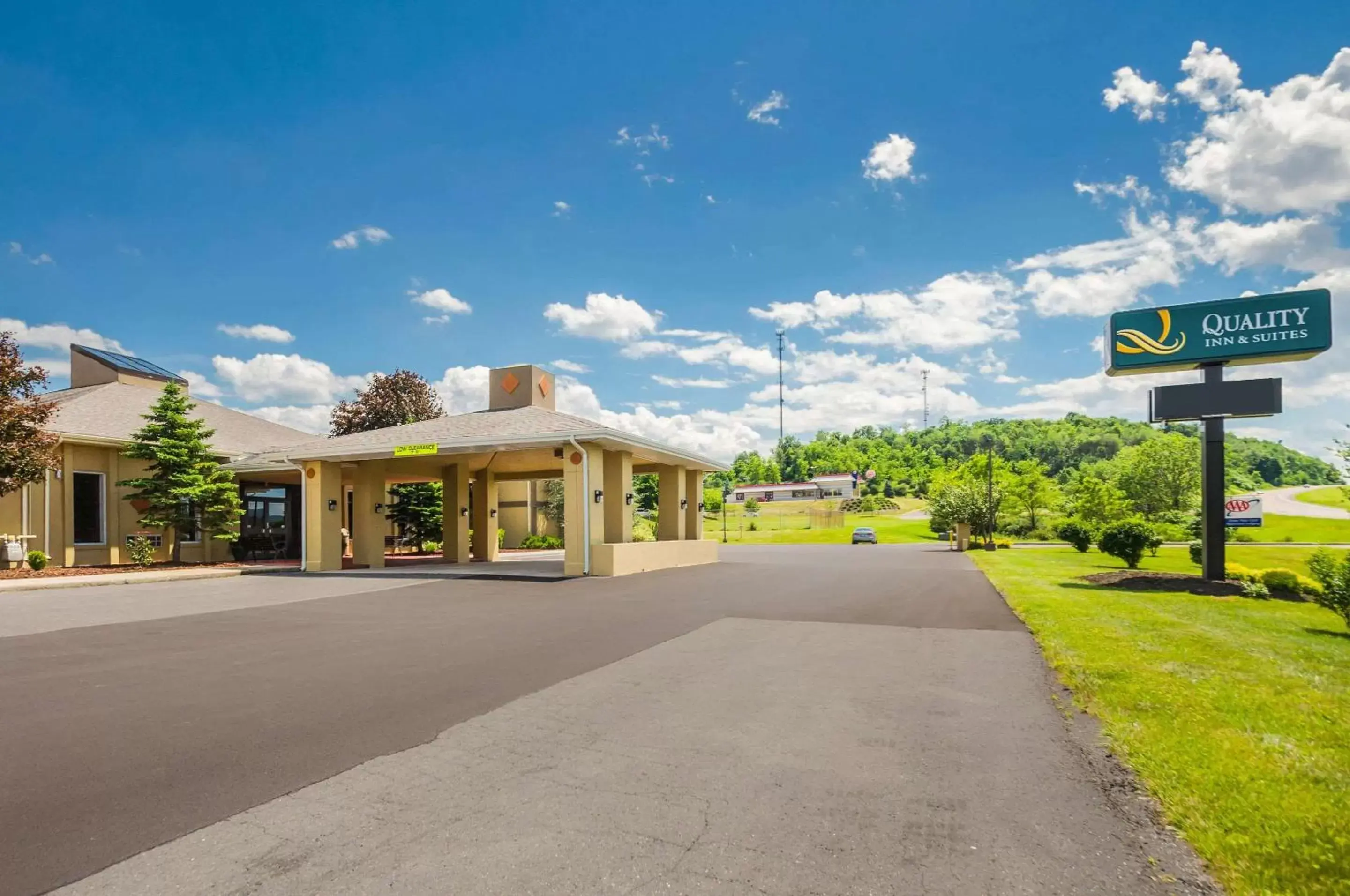 Property Building in Quality Inn & Suites Frostburg-Cumberland