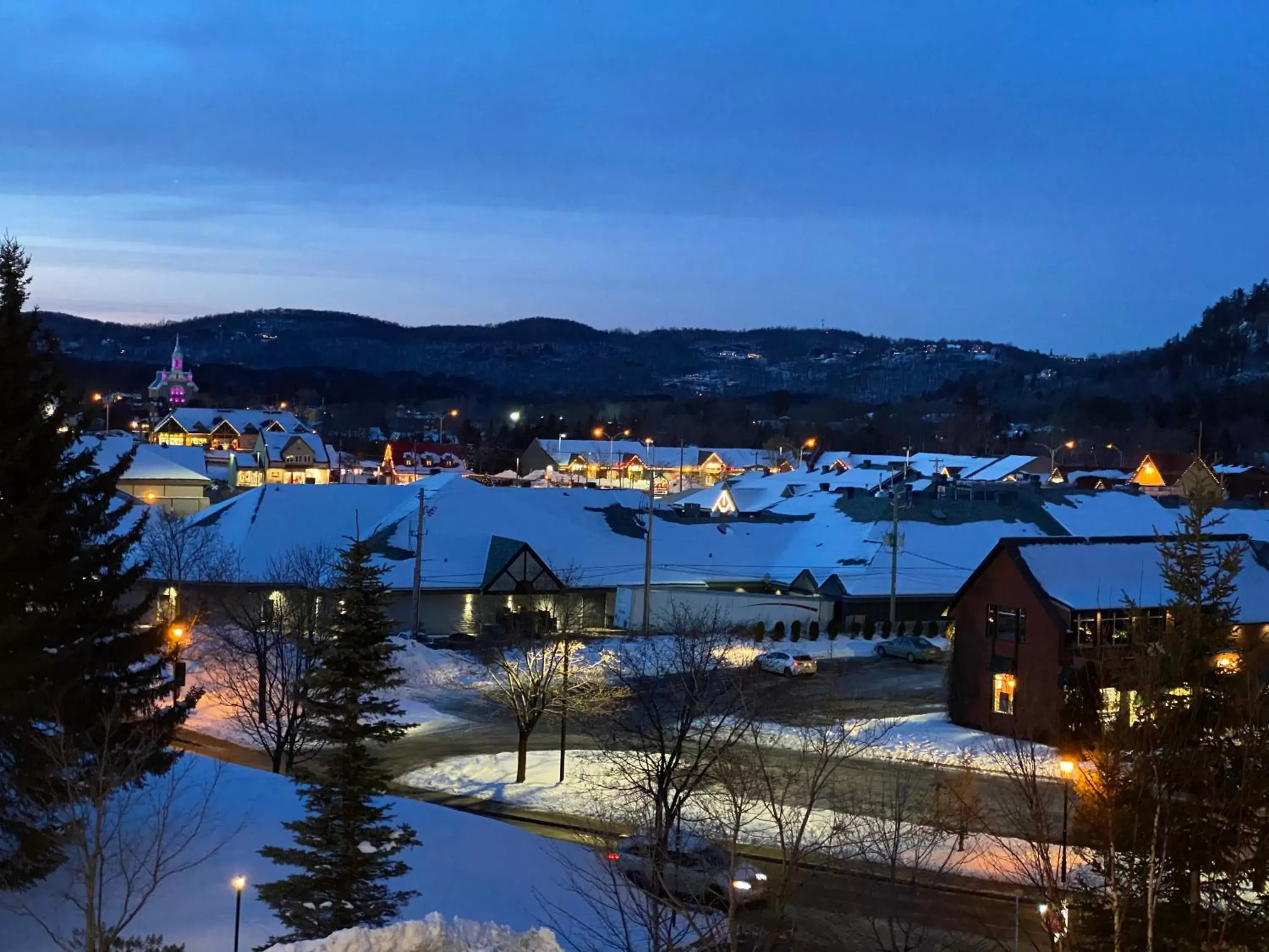 Mountain view, Winter in Hotel and Suites Les Laurentides