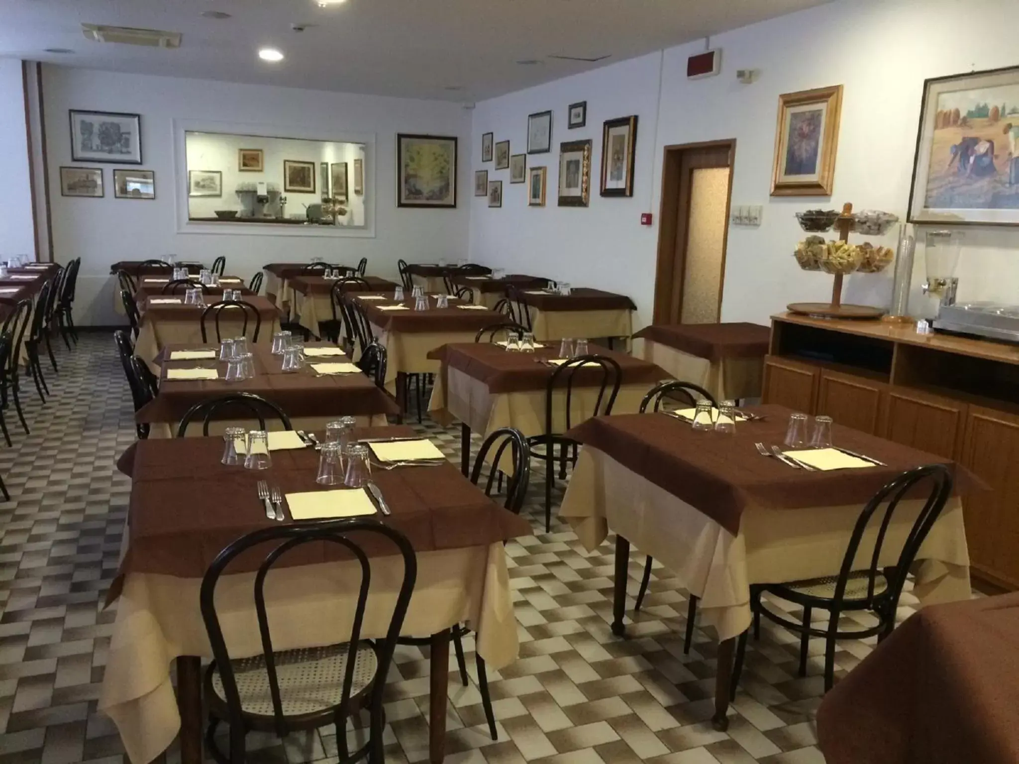 Restaurant/Places to Eat in Hotel Ausonia