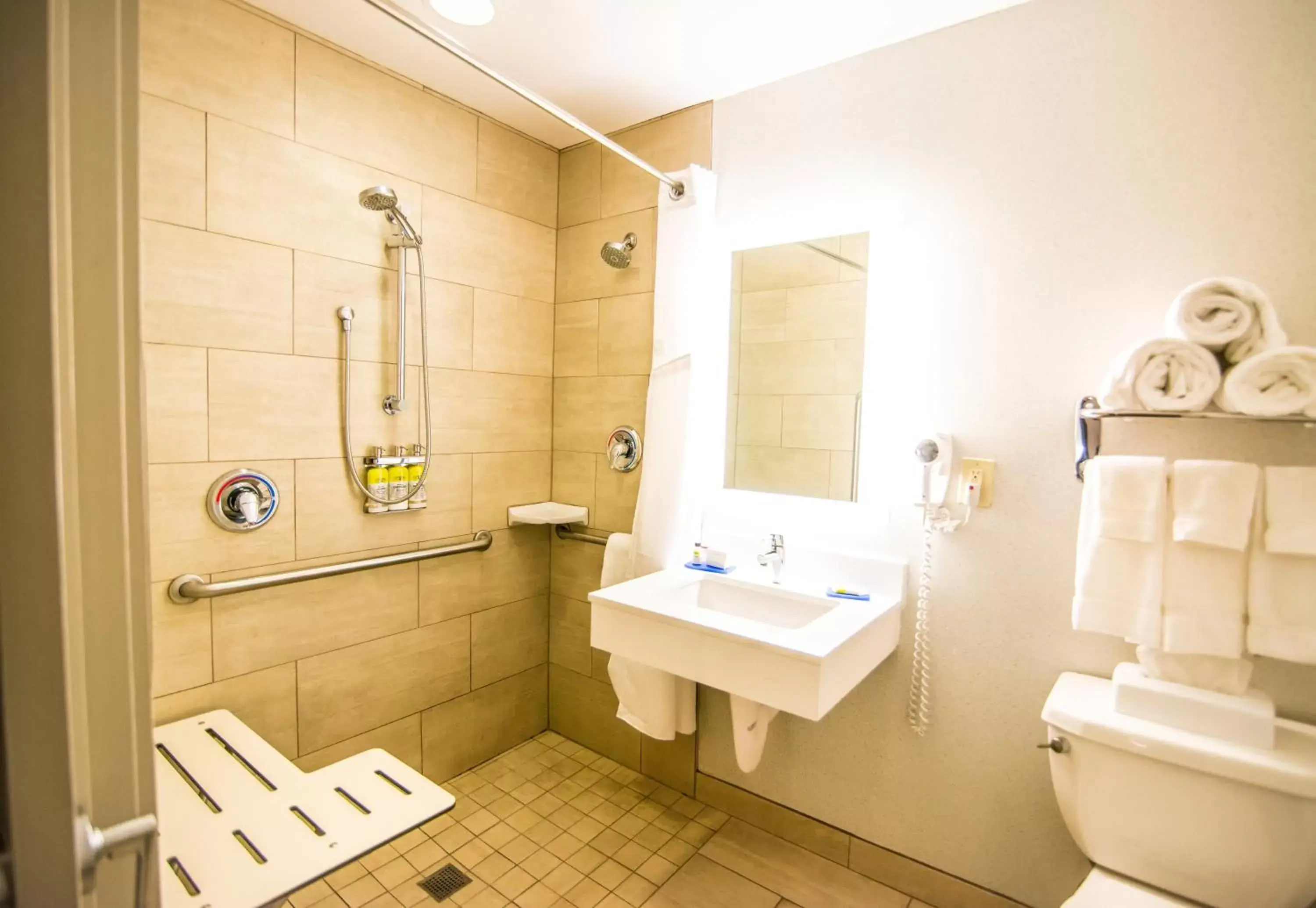 Photo of the whole room, Bathroom in Holiday Inn Express Philadelphia NE - Langhorne, an IHG Hotel