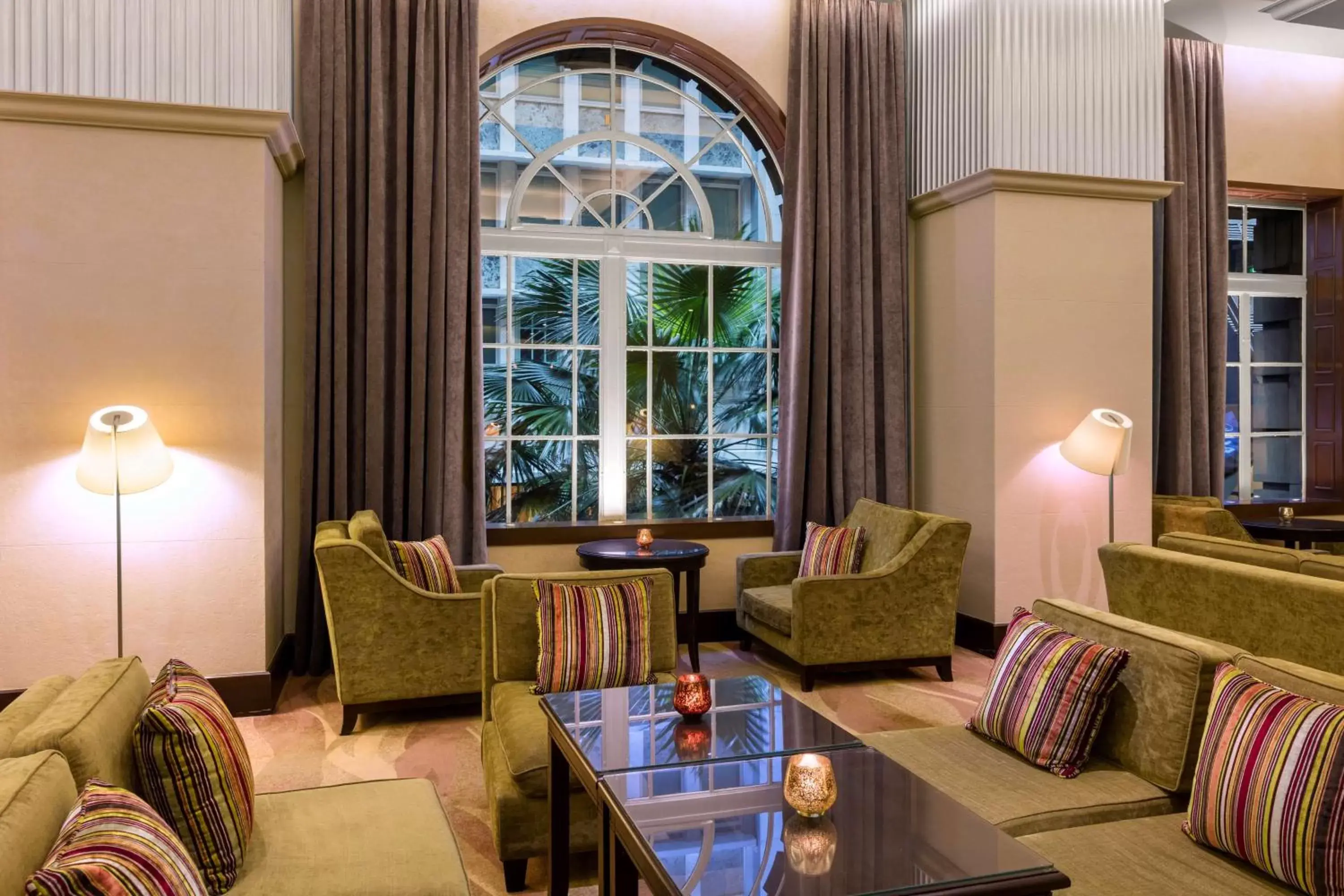 Lounge or bar, Seating Area in Radisson Blu Plaza Hotel Sydney